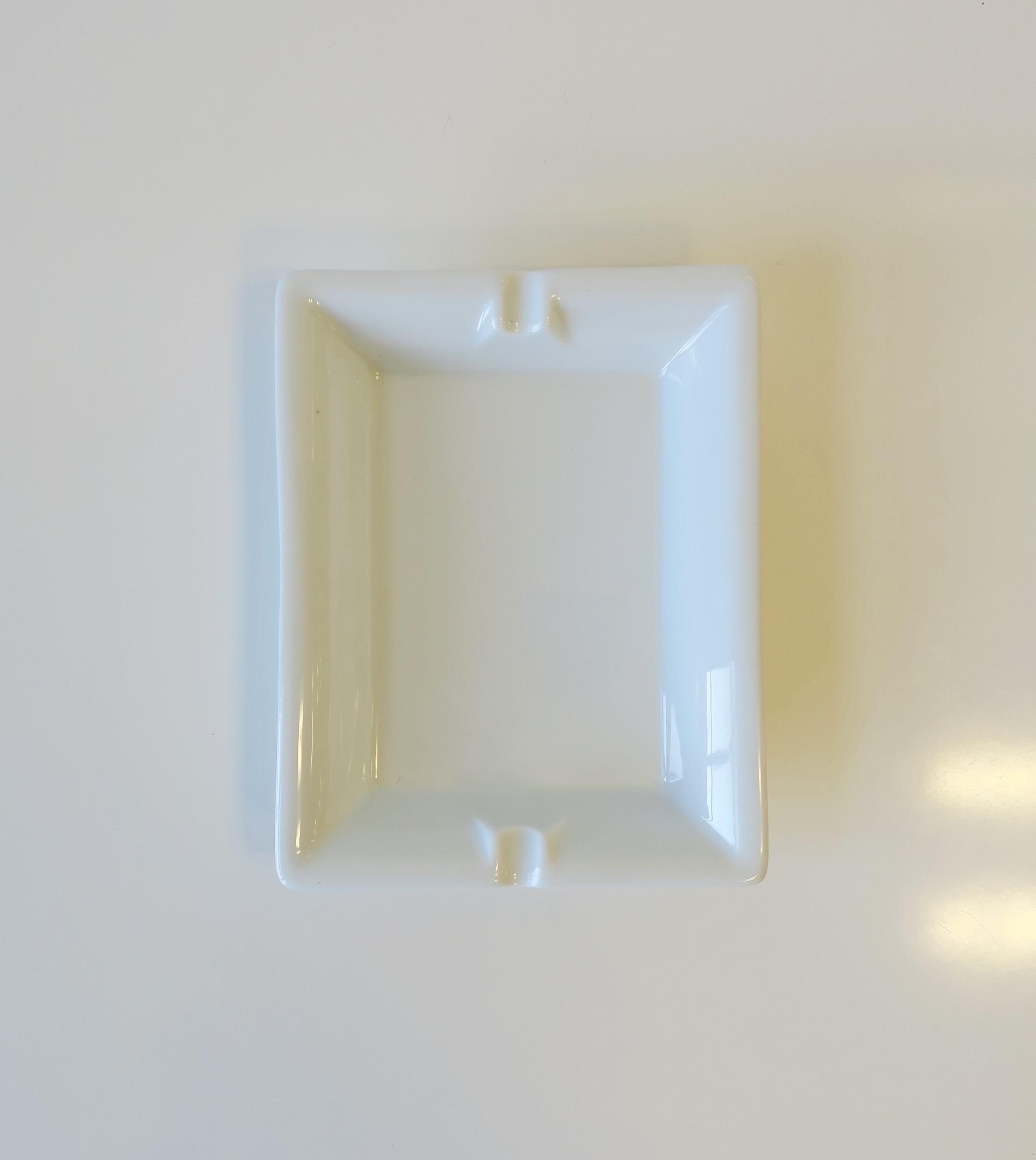 Ablaues Aschenbecher- oder Aschenbecher-Tablett aus weißem Porzellan (Glasiert) im Angebot