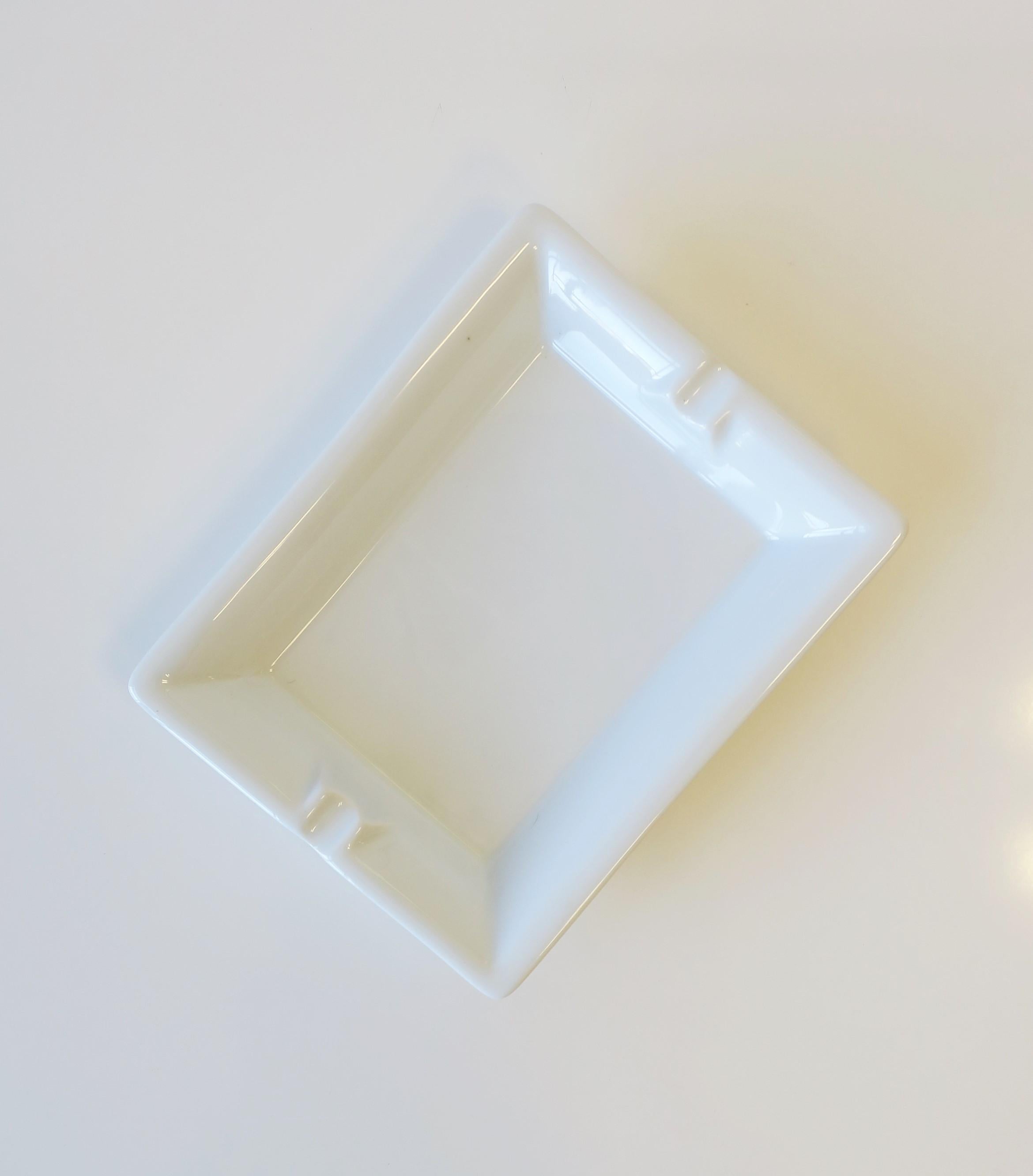 Ablaues Aschenbecher- oder Aschenbecher-Tablett aus weißem Porzellan im Angebot 1