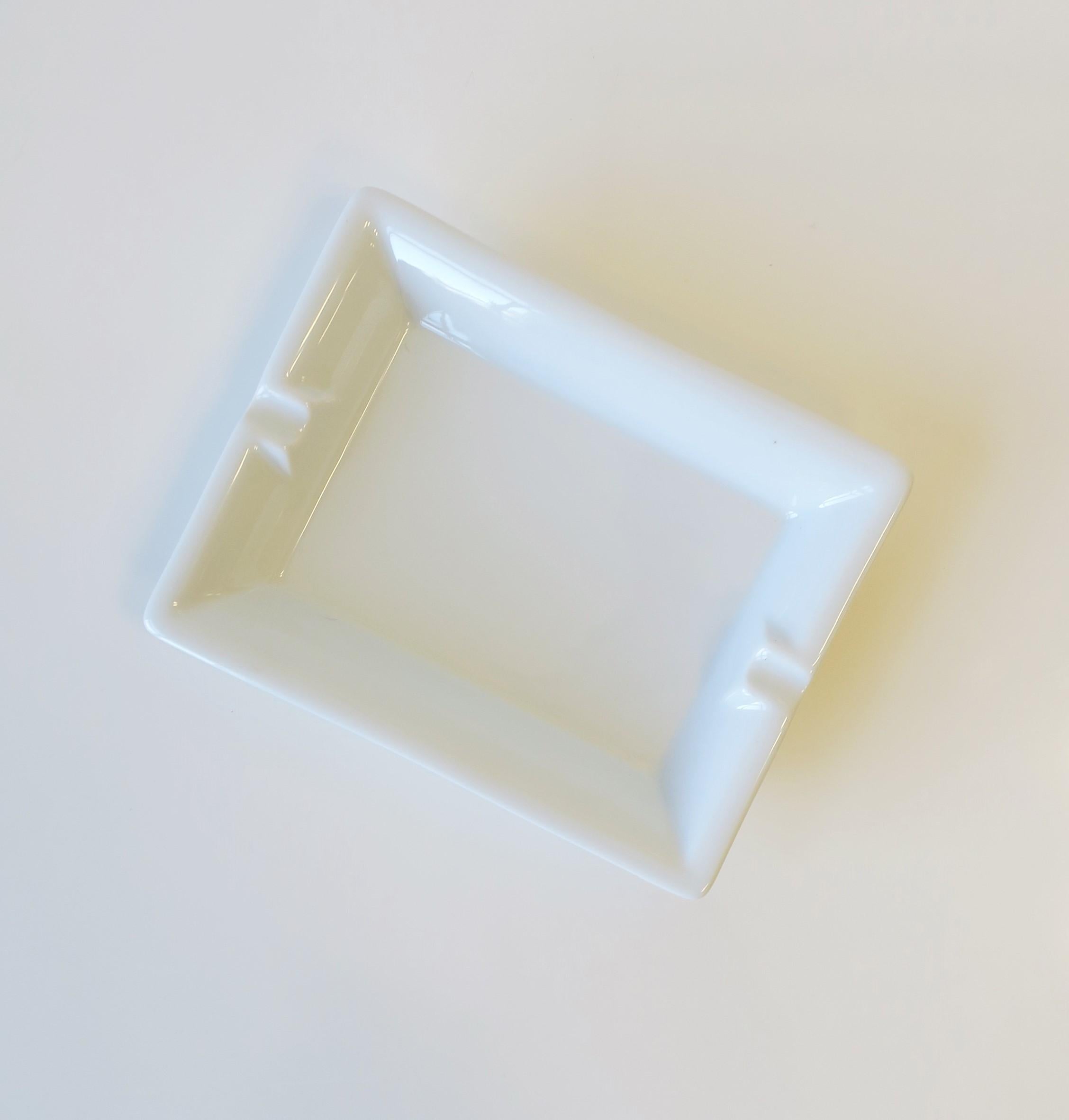Ablaues Aschenbecher- oder Aschenbecher-Tablett aus weißem Porzellan im Angebot 2