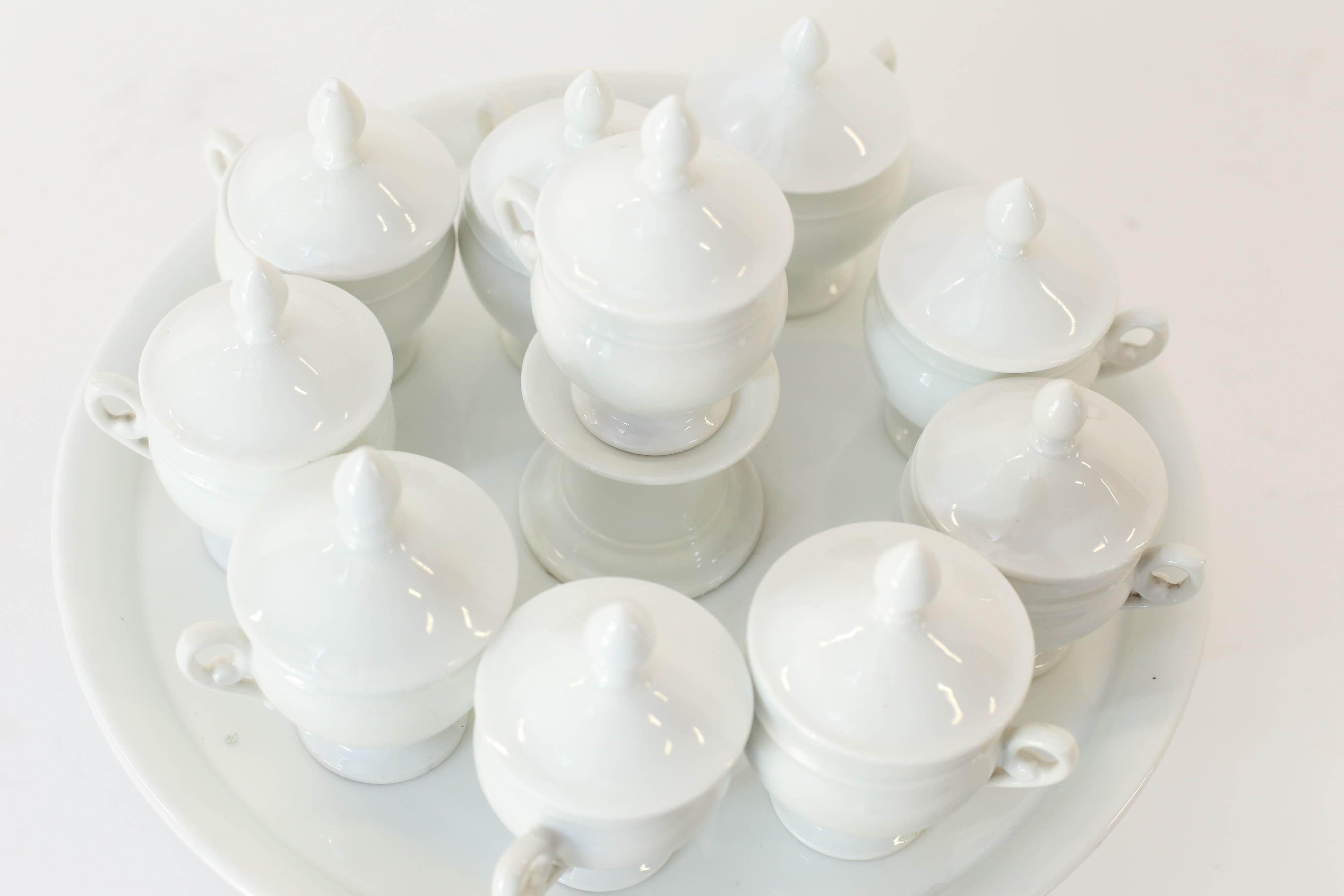 French White Pots de Creme Set:: Tassen mit Etagenständer im Zustand „Gut“ in Houston, TX