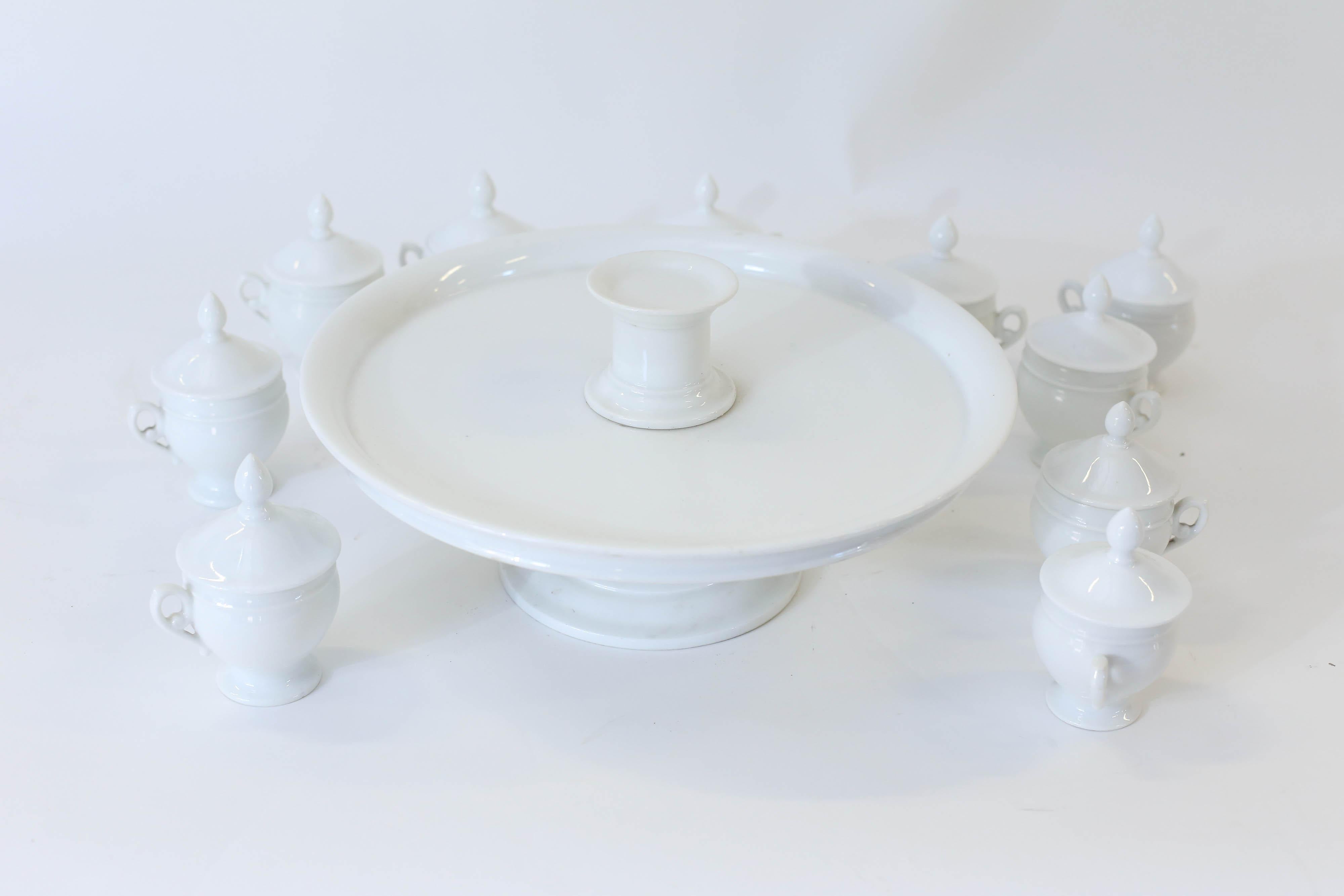 French White Pots de Creme Set:: Tassen mit Etagenständer (19. Jahrhundert)