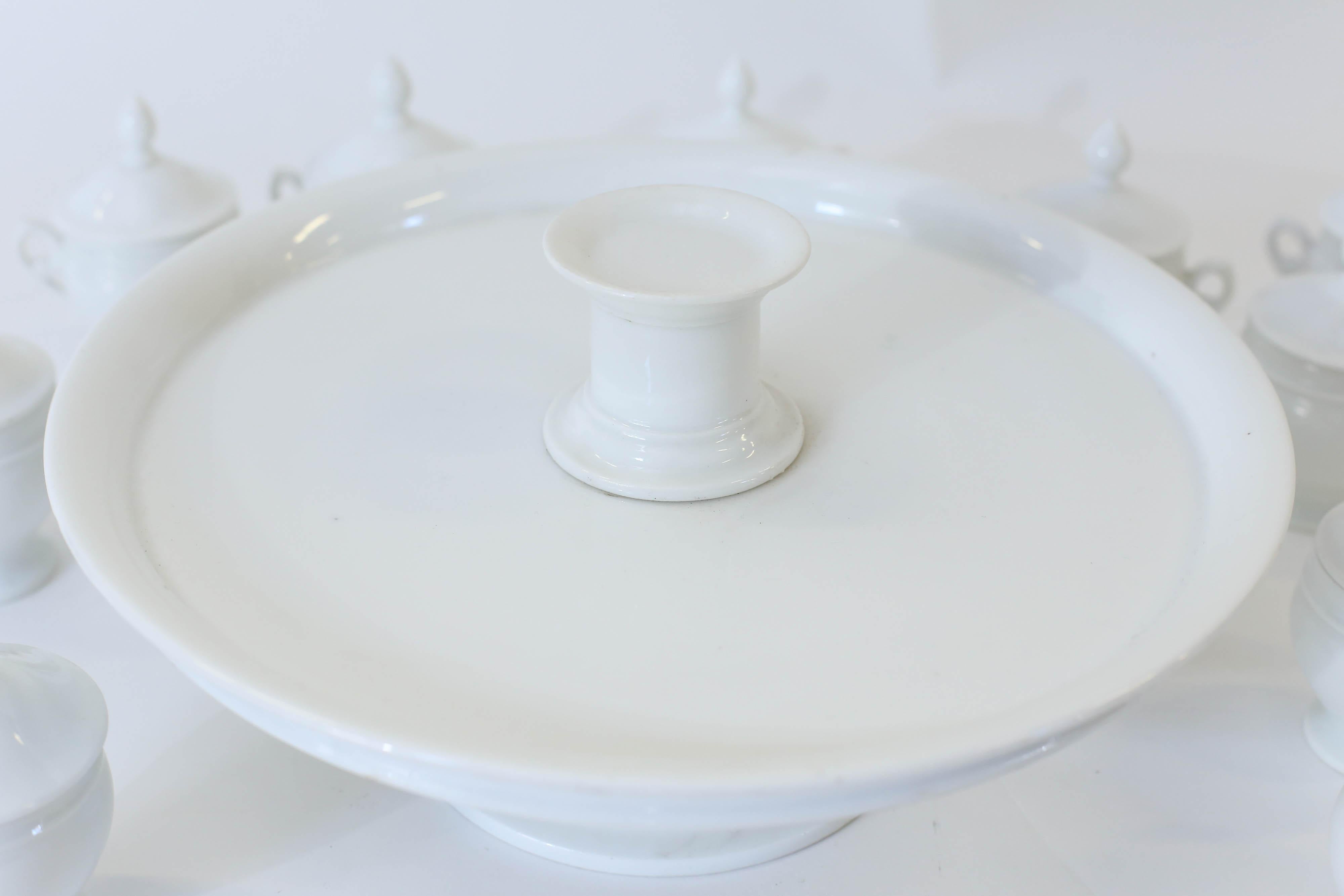 French White Pots de Creme Set:: Tassen mit Etagenständer (Porzellan)