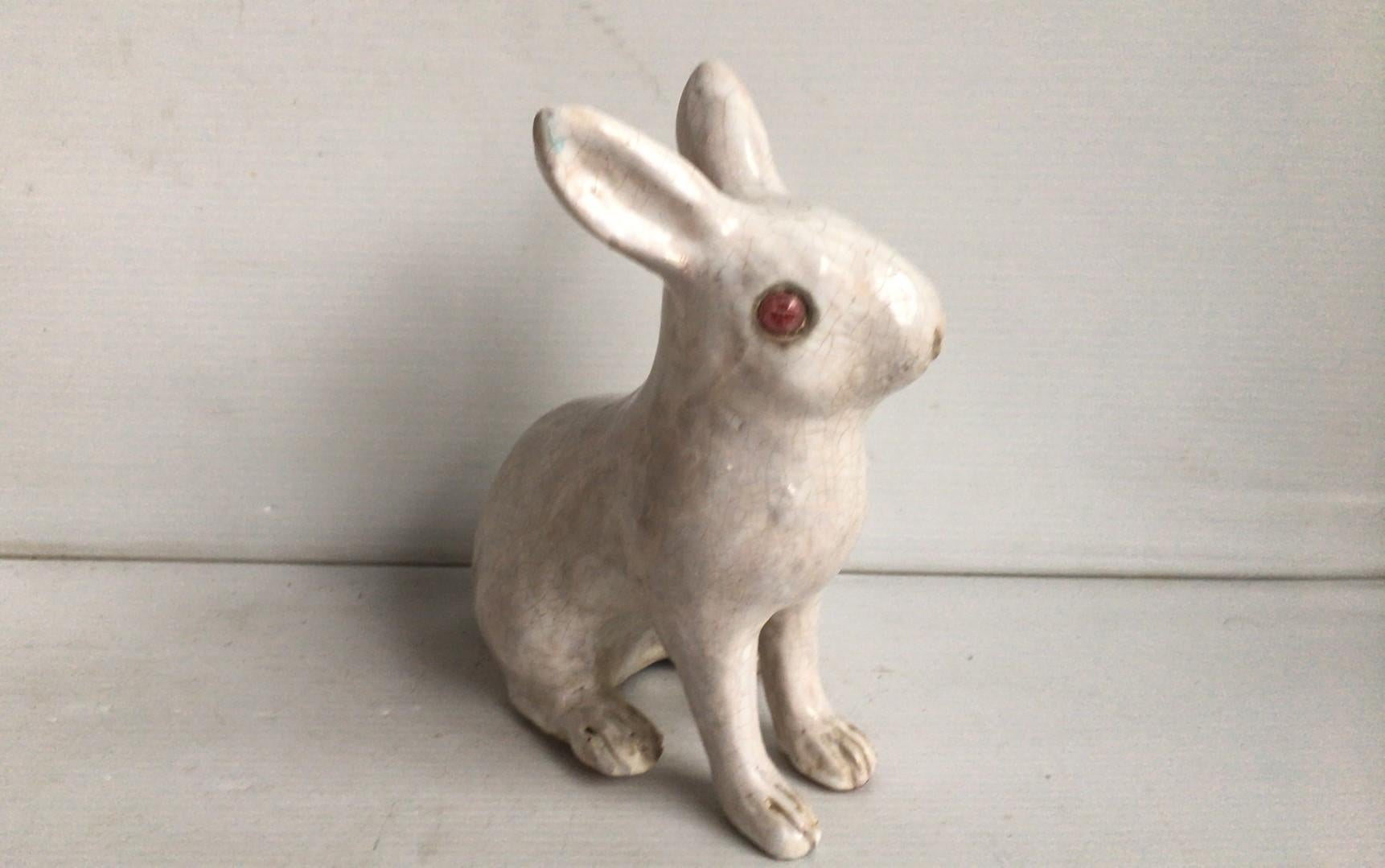 French white terracotta rabbit signed Bavent, circa 1890.
(Normandy).
Size: Length 6 inches on 4 inches, height 7 inches.
