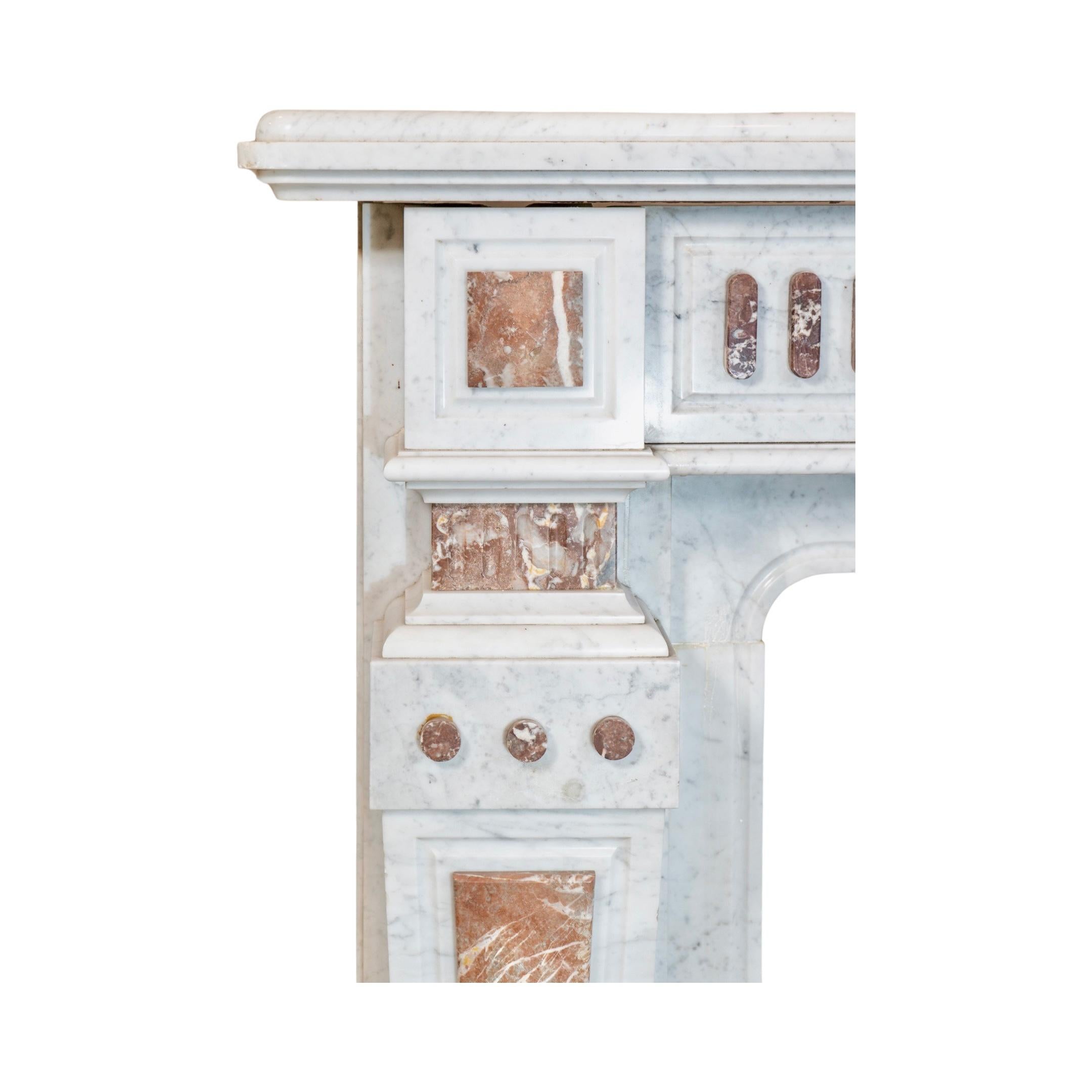 Französischer Kaminsims aus weißem, geädertem Carrara und königsrotem Marmor im Angebot 3