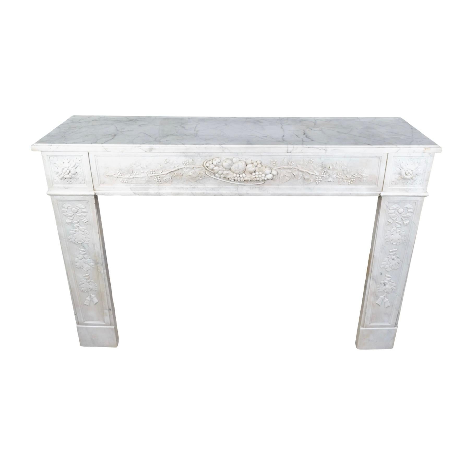 This mantel origins from Bordeaux in France, circa 1820.

Made with Carrara marble.

Firebox measurements: 46