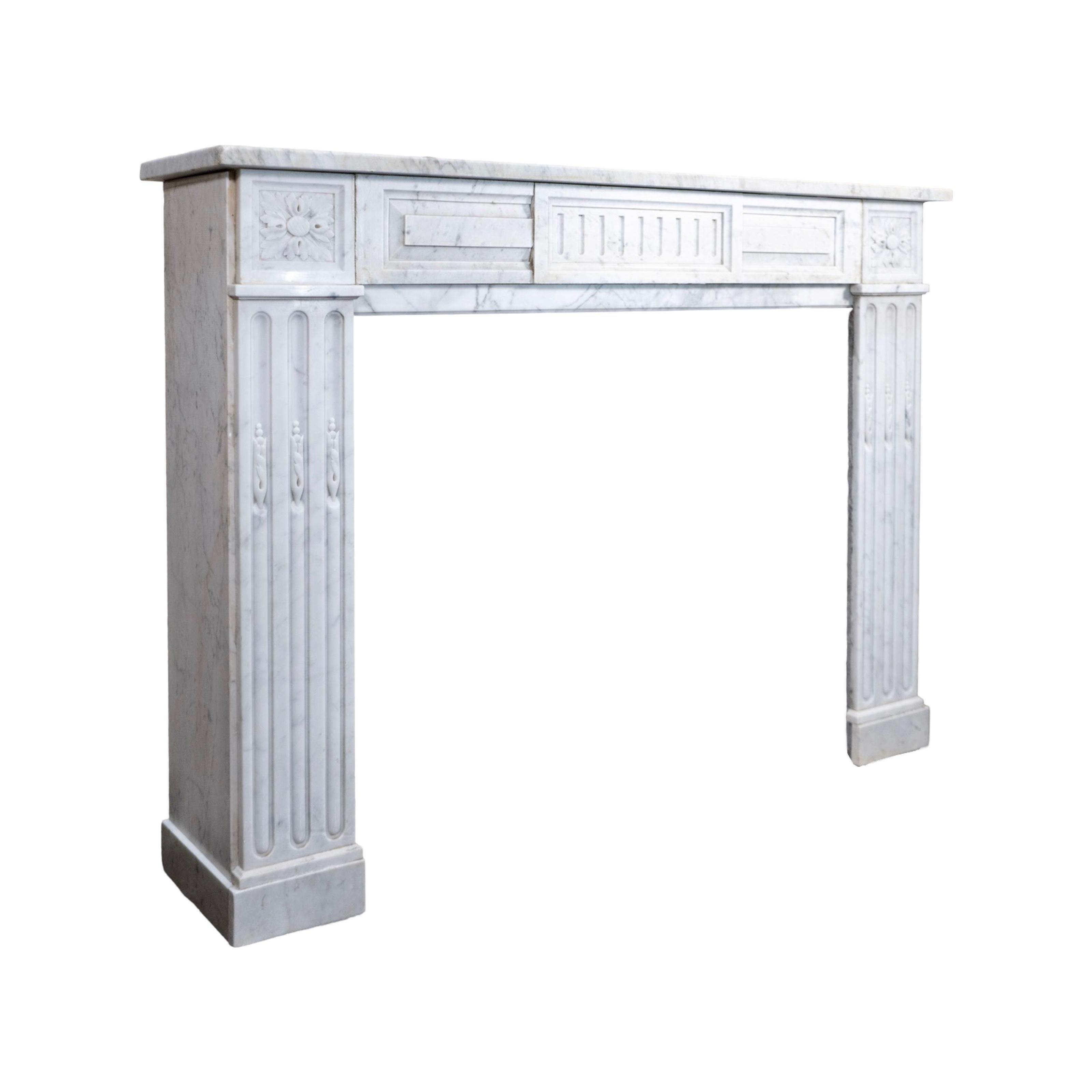 French White Veined Carrara Marble Mantel In Good Condition For Sale In Dallas, TX