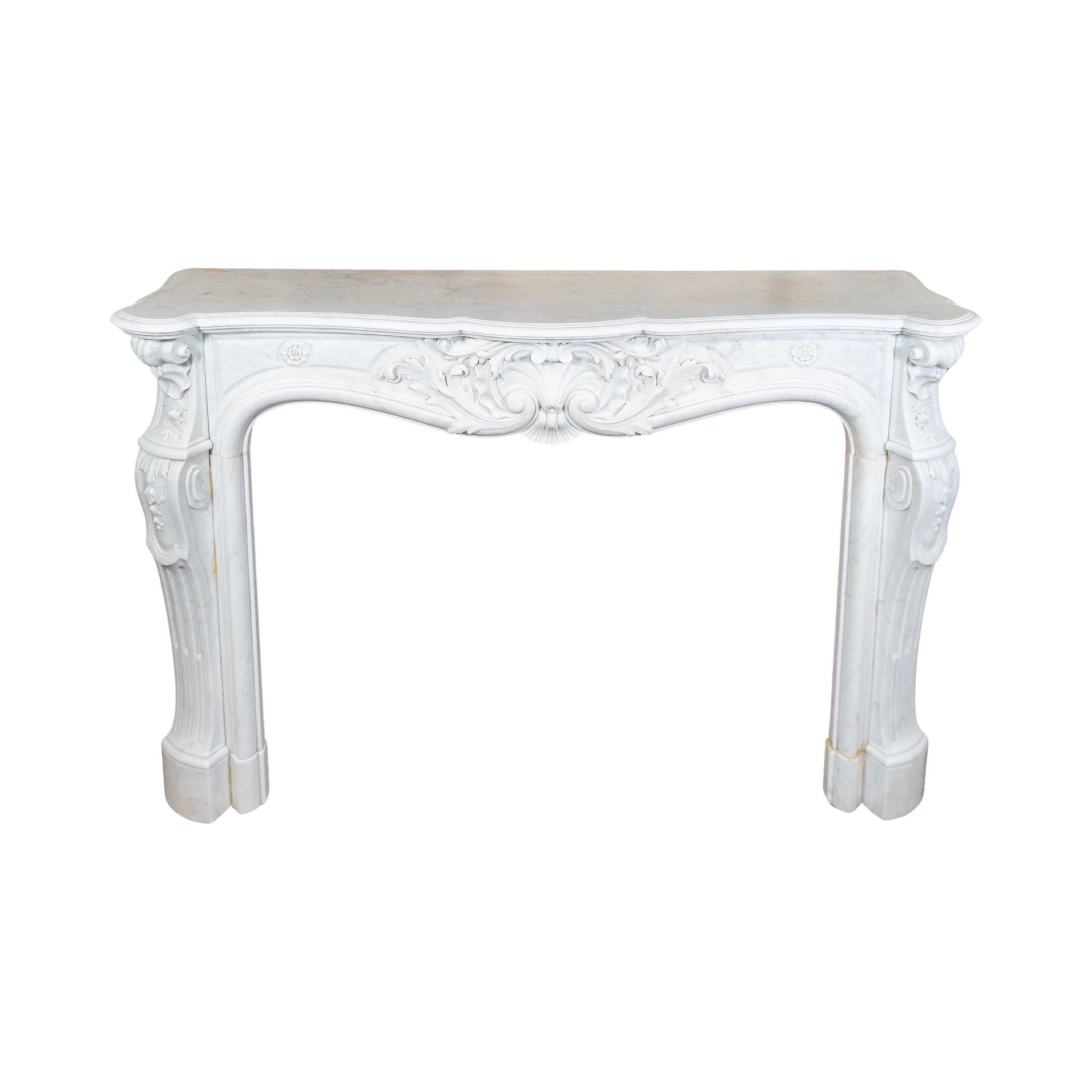 French White Veined Carrara Marble Mantel In Good Condition In Dallas, TX