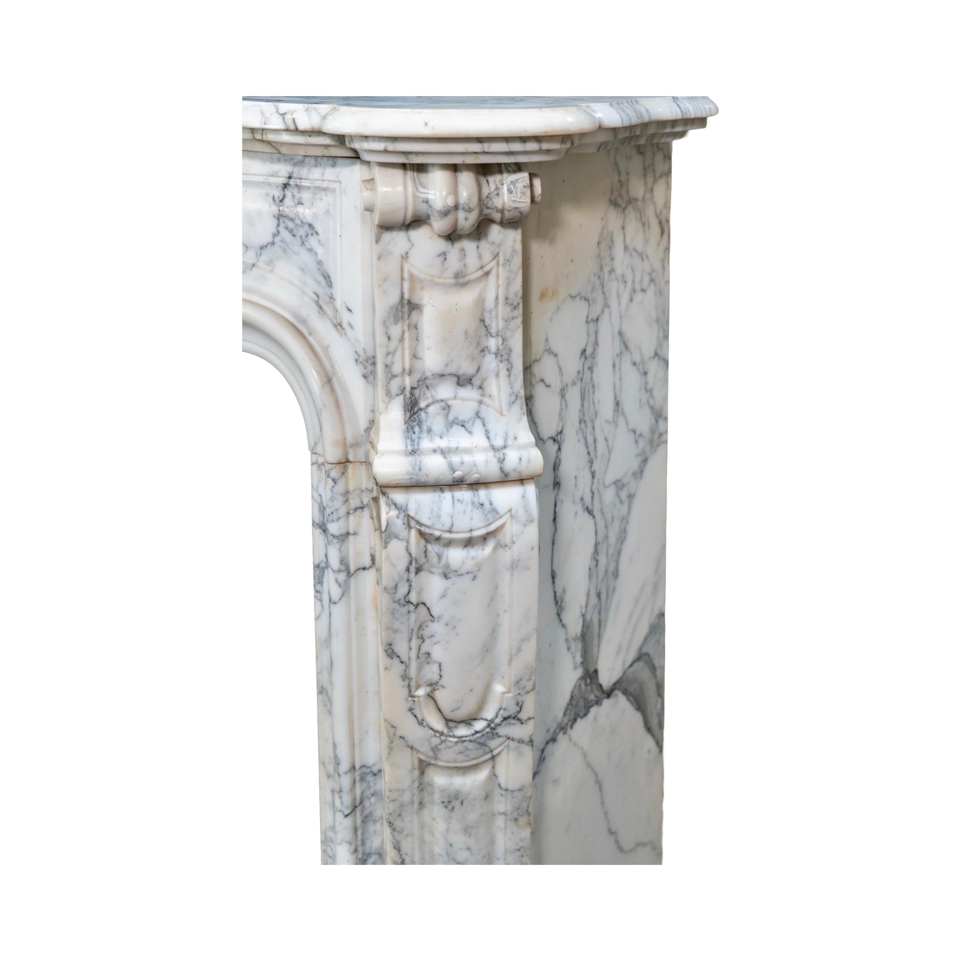Kaminsims aus weißem, geädertem Carrara-Marmor im Angebot 3