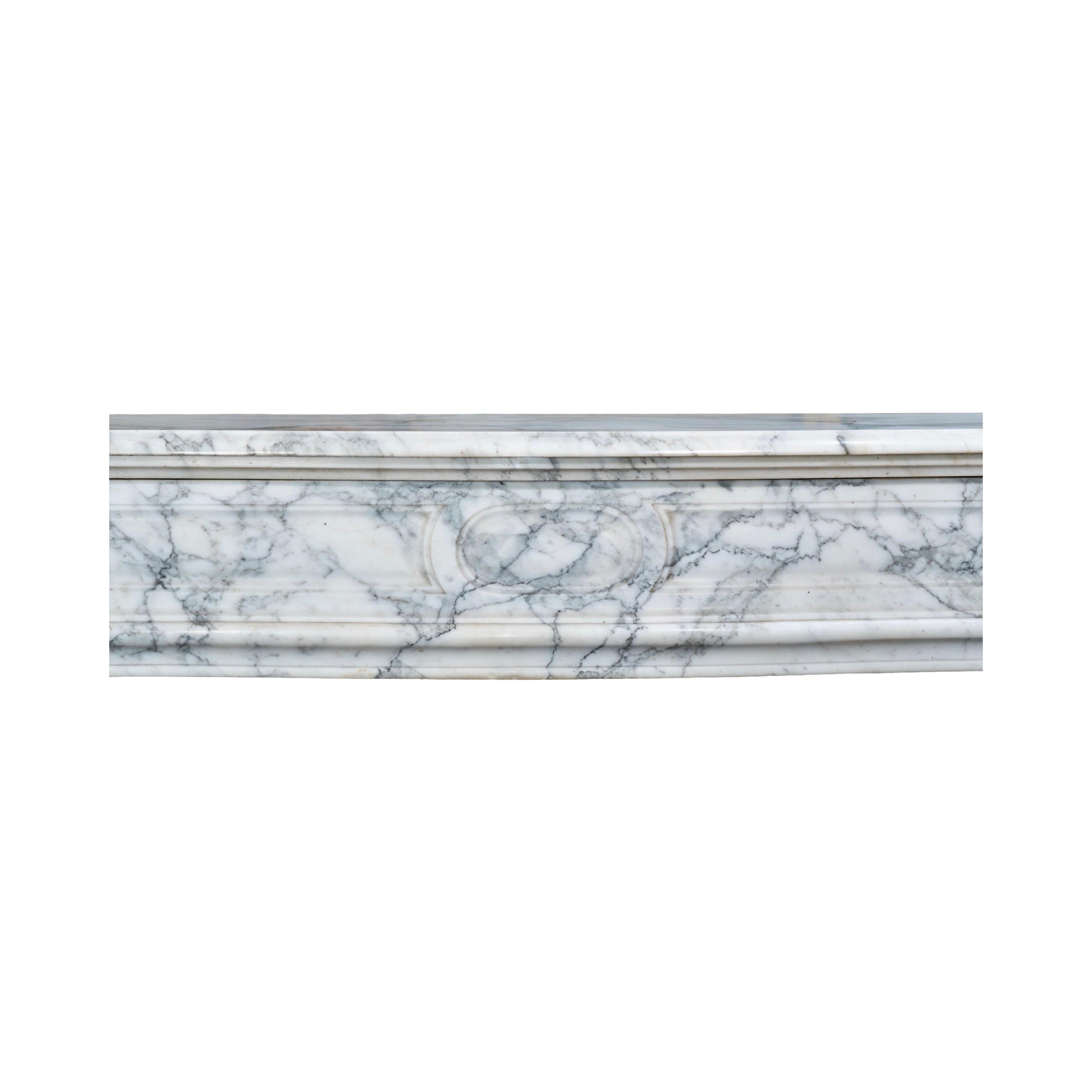 Kaminsims aus weißem, geädertem Carrara-Marmor im Angebot 5