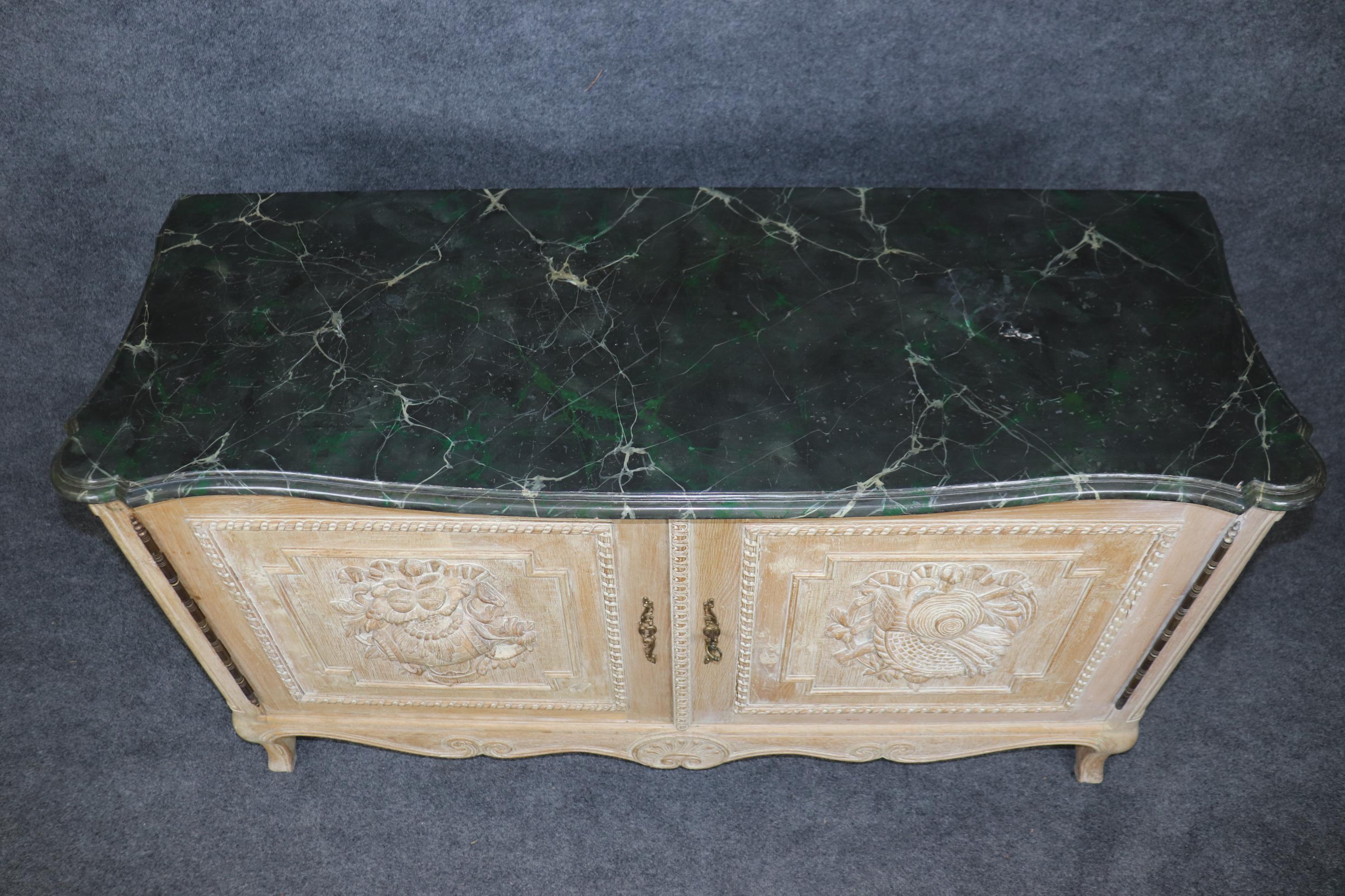 
Si tratta di una commode o cassettiera francese straordinariamente intagliata con un fantastico piano in finto marmo dipinto e una splendida finitura calcinata o imbiancata. Il pezzo è in buone condizioni d'epoca e non presenta problemi di rilievo