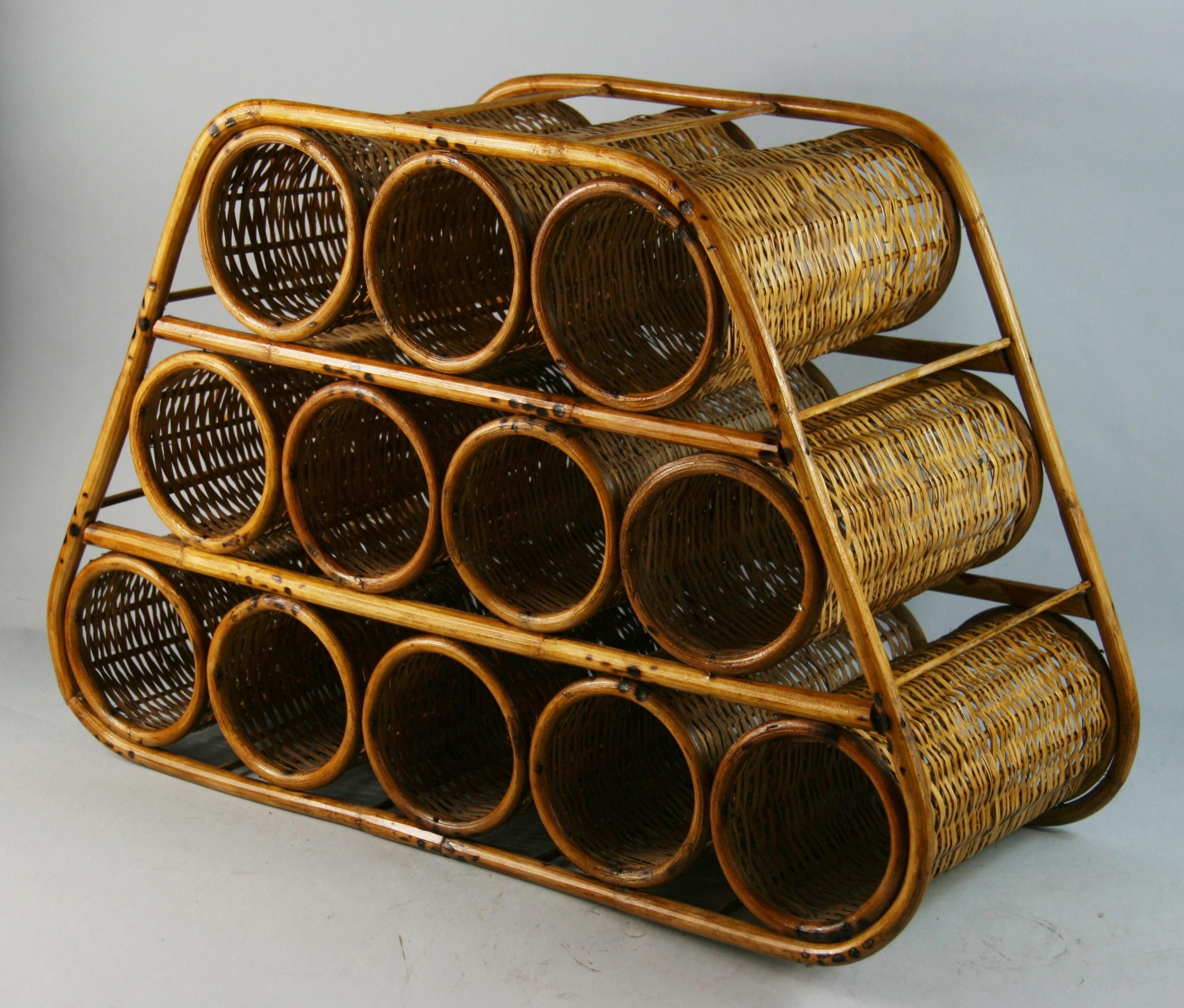 3-771 Französisches Weinregal mit 12 Flaschen aus Weidengeflecht und Bambus.