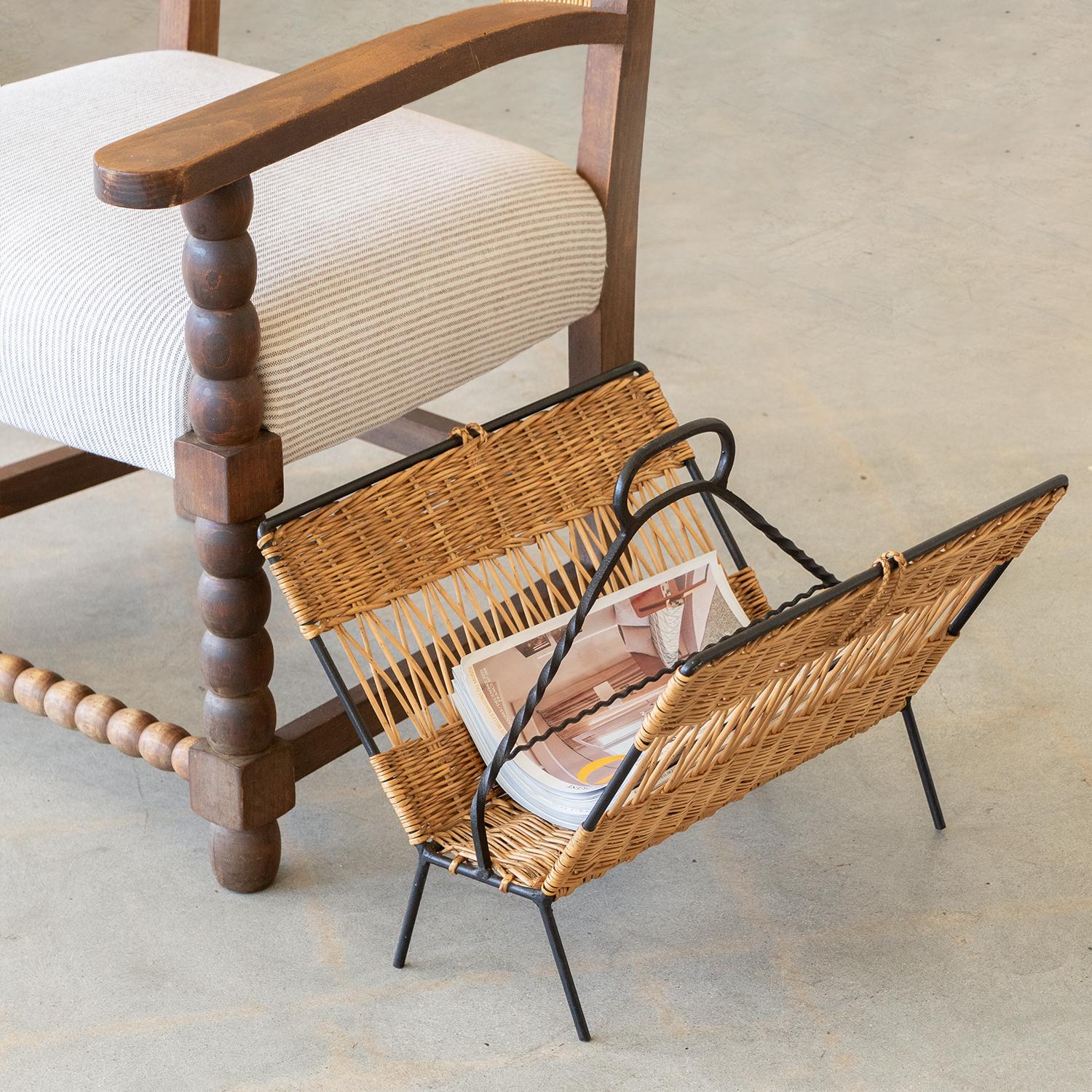 French Wicker and Iron Magazine Rack In Good Condition For Sale In Los Angeles, CA
