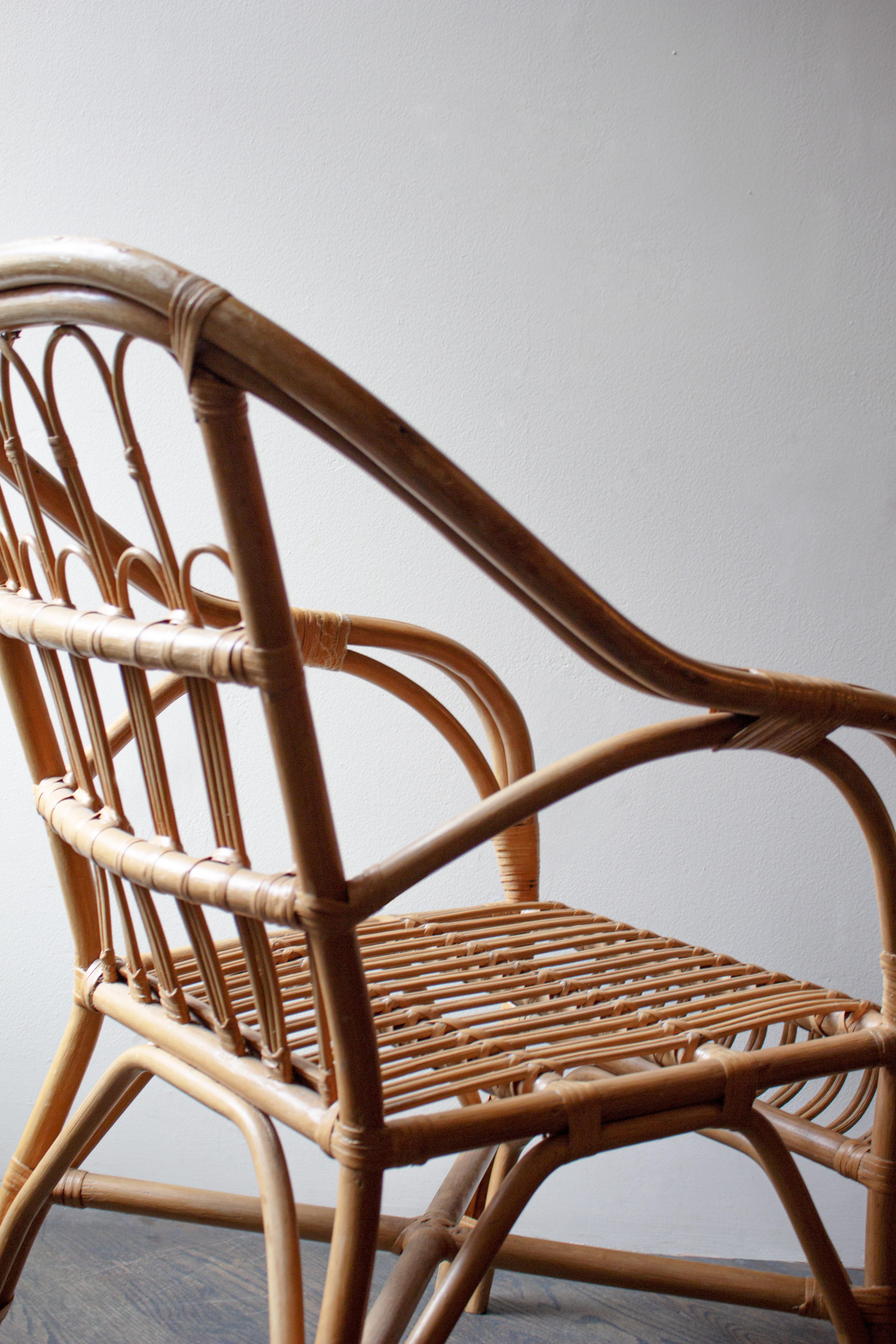 Cette chaise en rotin est à la fois fantaisiste et polie. Le rotin est robuste et en excellent état.
