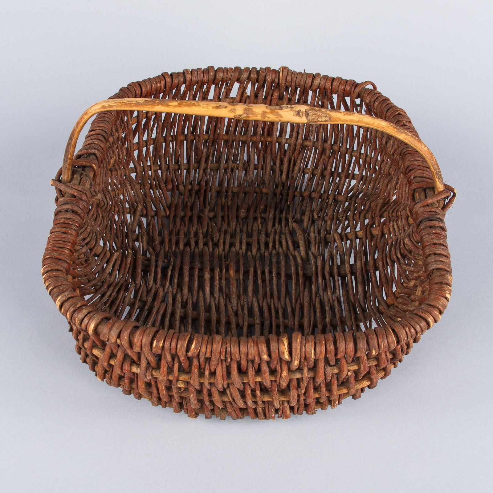 French Provincial French Wicker Basket from Auvergne Region, 20th Century