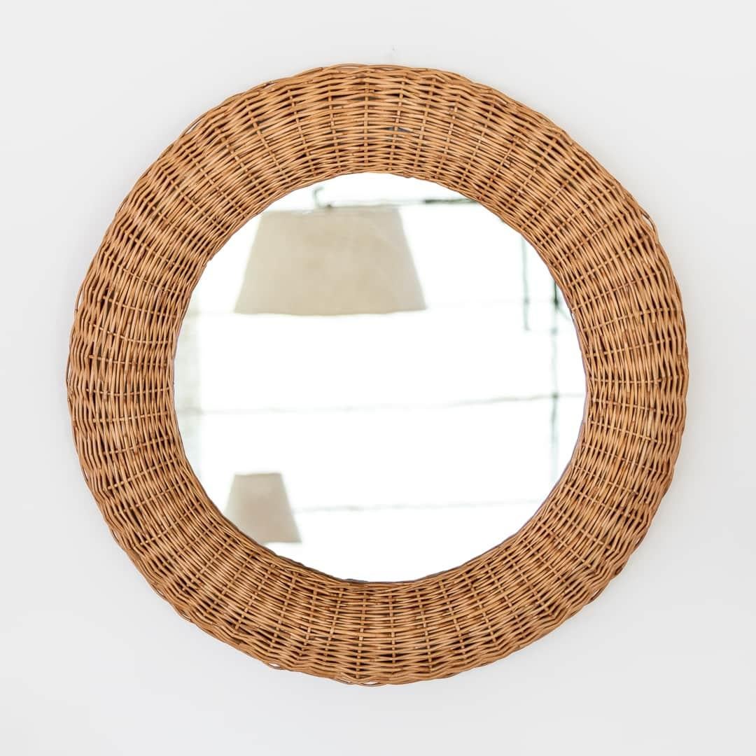 Vintage wicker circular mirror from France, 1960s. Original wicker with nice coloring and patina. Perfect size for an entry way or powder room.