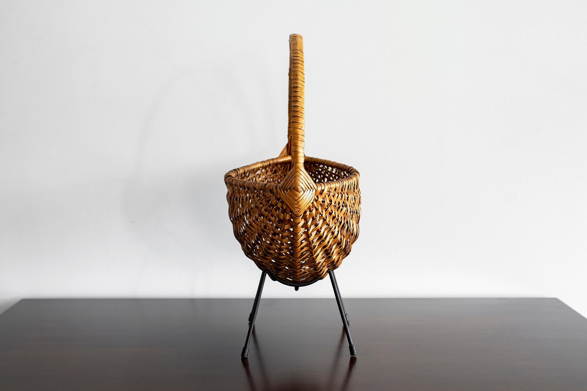 French Wicker Fruit Bowl In Good Condition For Sale In Beverly Hills, CA