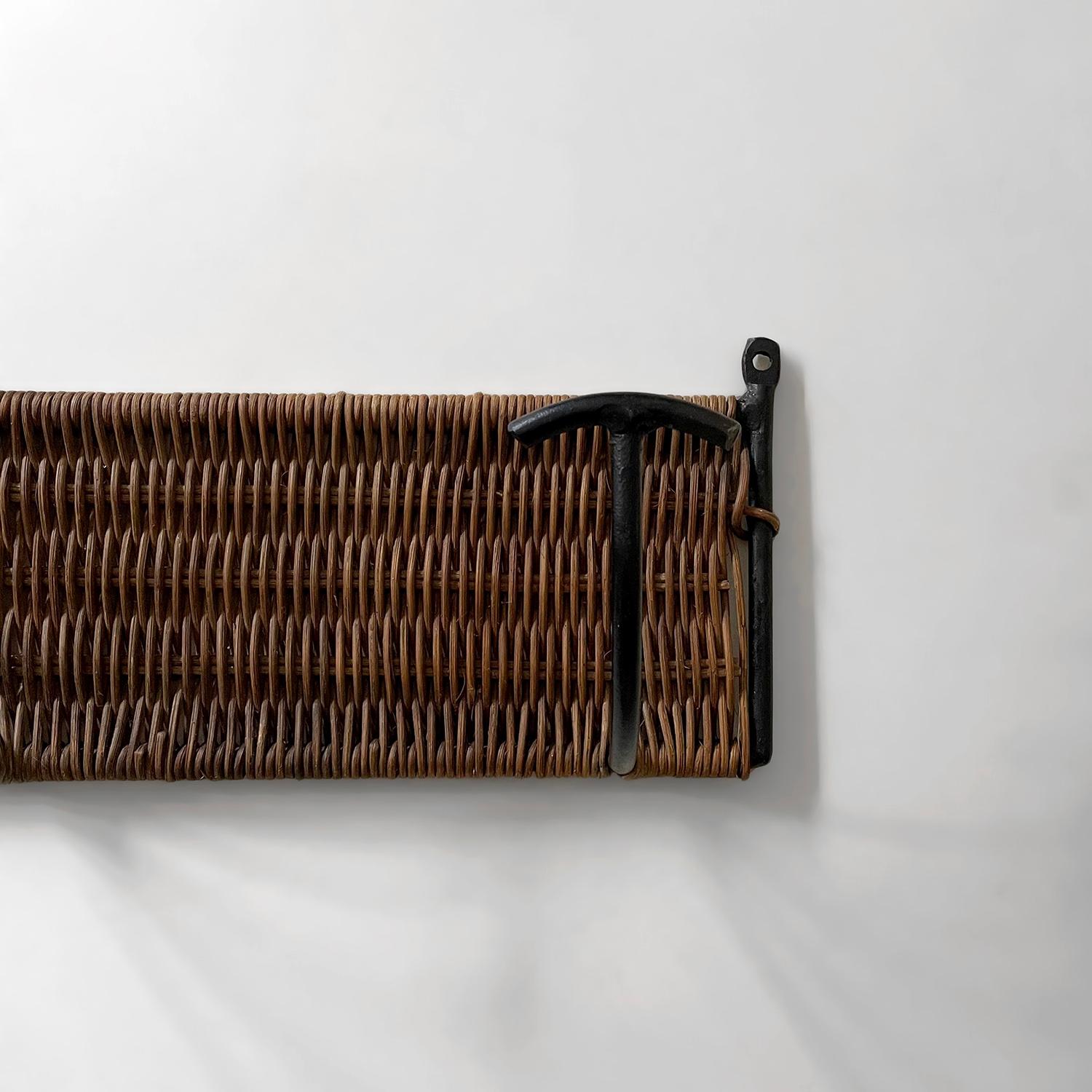 Milieu du XXe siècle 4 crochets muraux en osier et fer français en vente