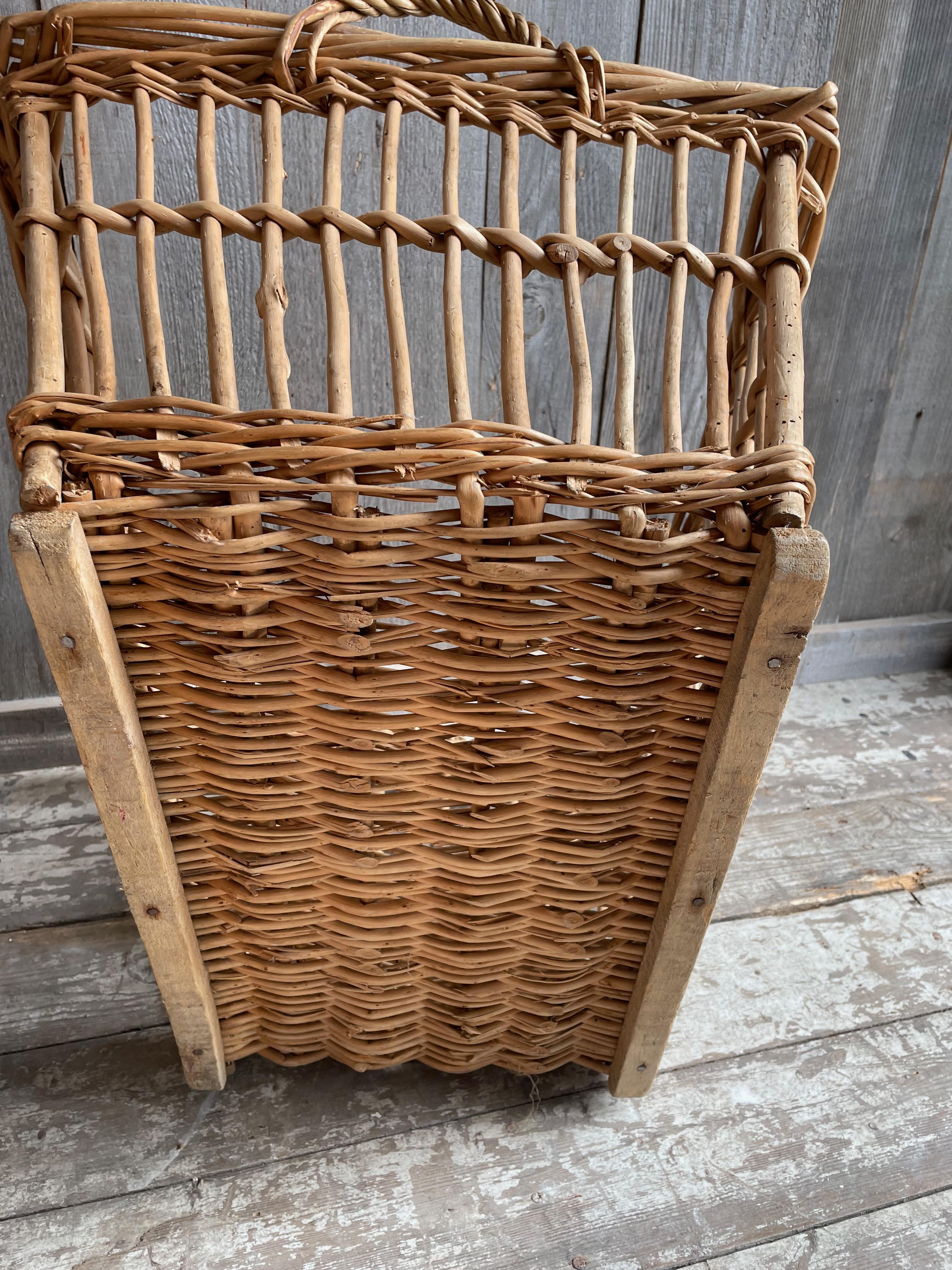 Wäschekorb aus französischer Weide (Französische Provence) im Angebot