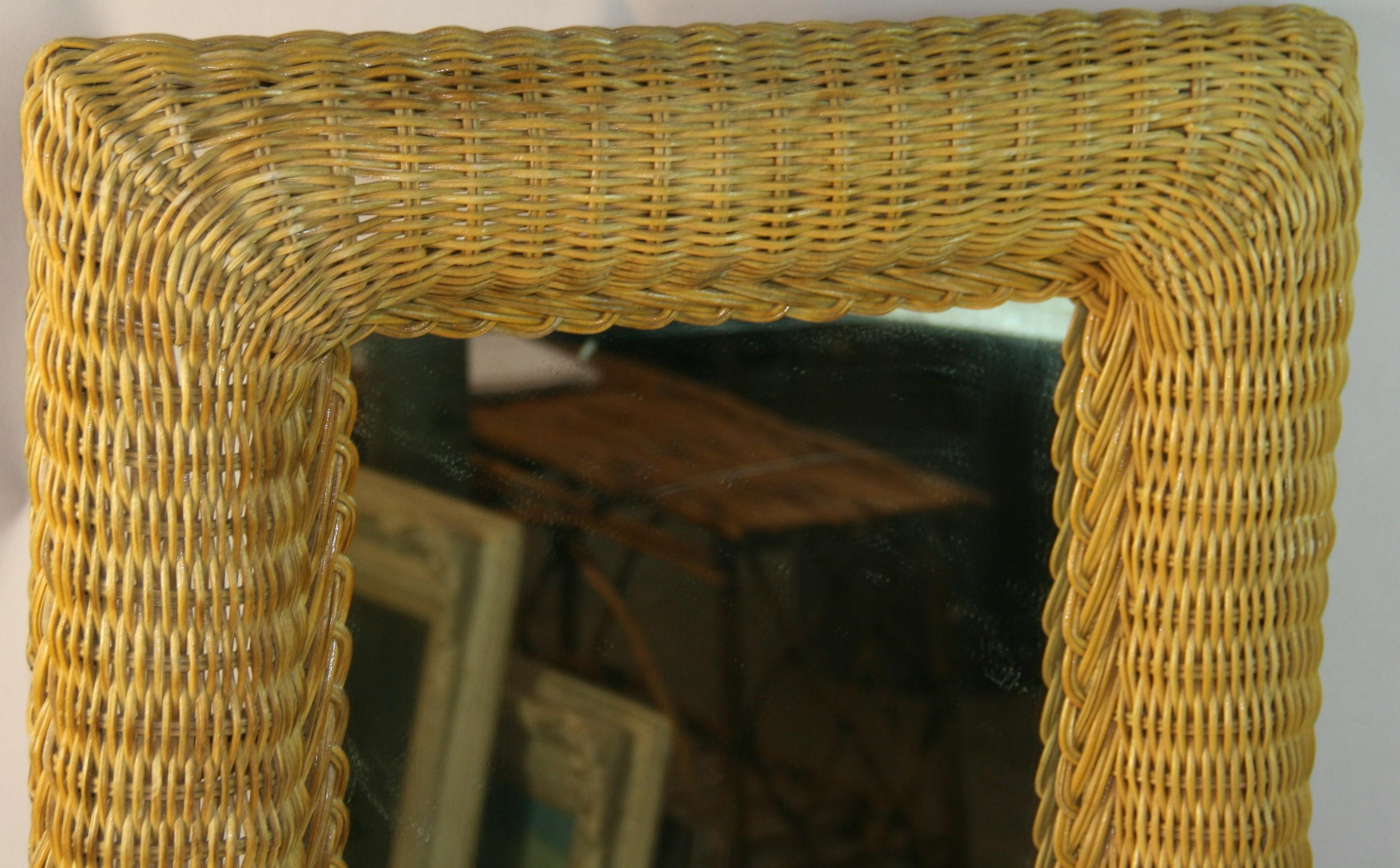 Tissé à la main Miroir en osier à coins arrondis 1970 en vente