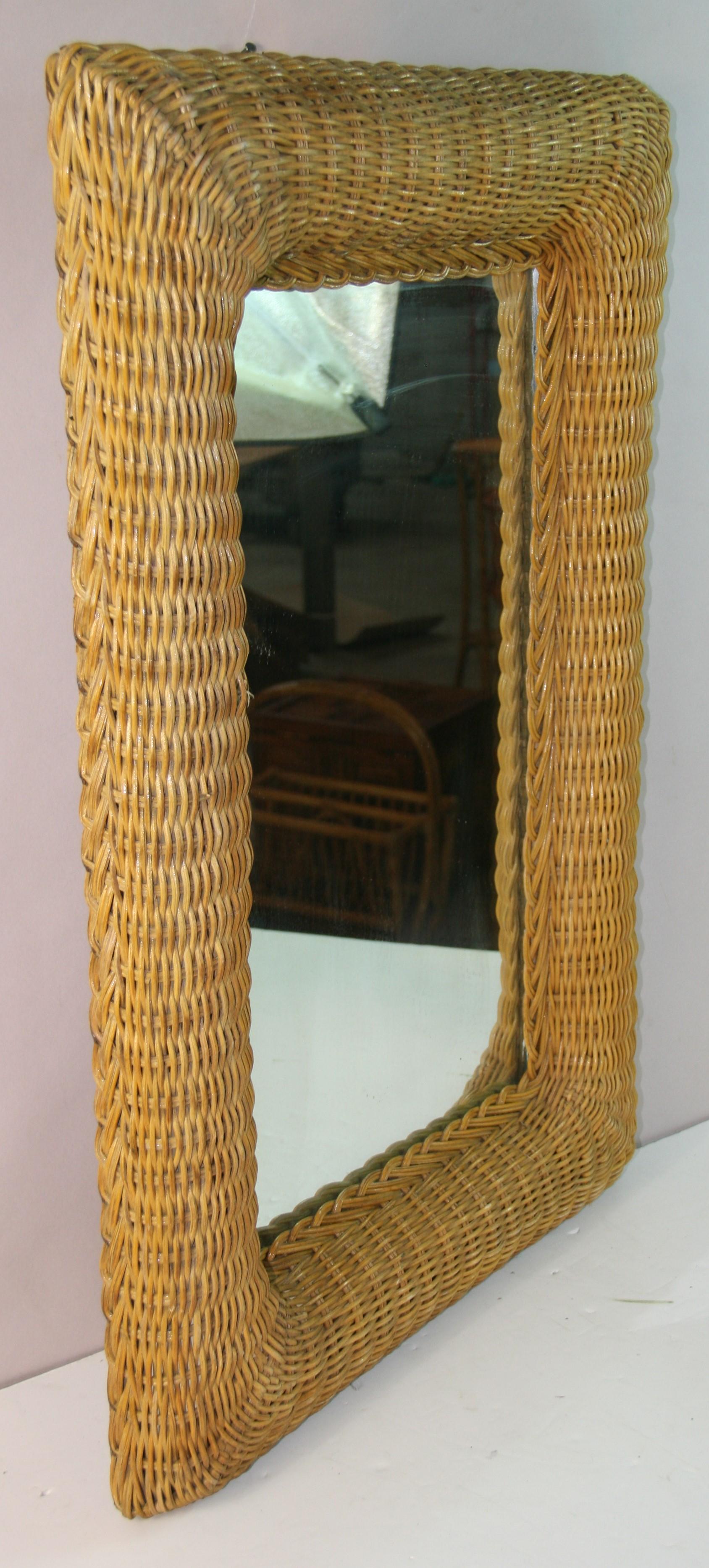 Fin du 20e siècle Miroir en osier à coins arrondis 1970 en vente