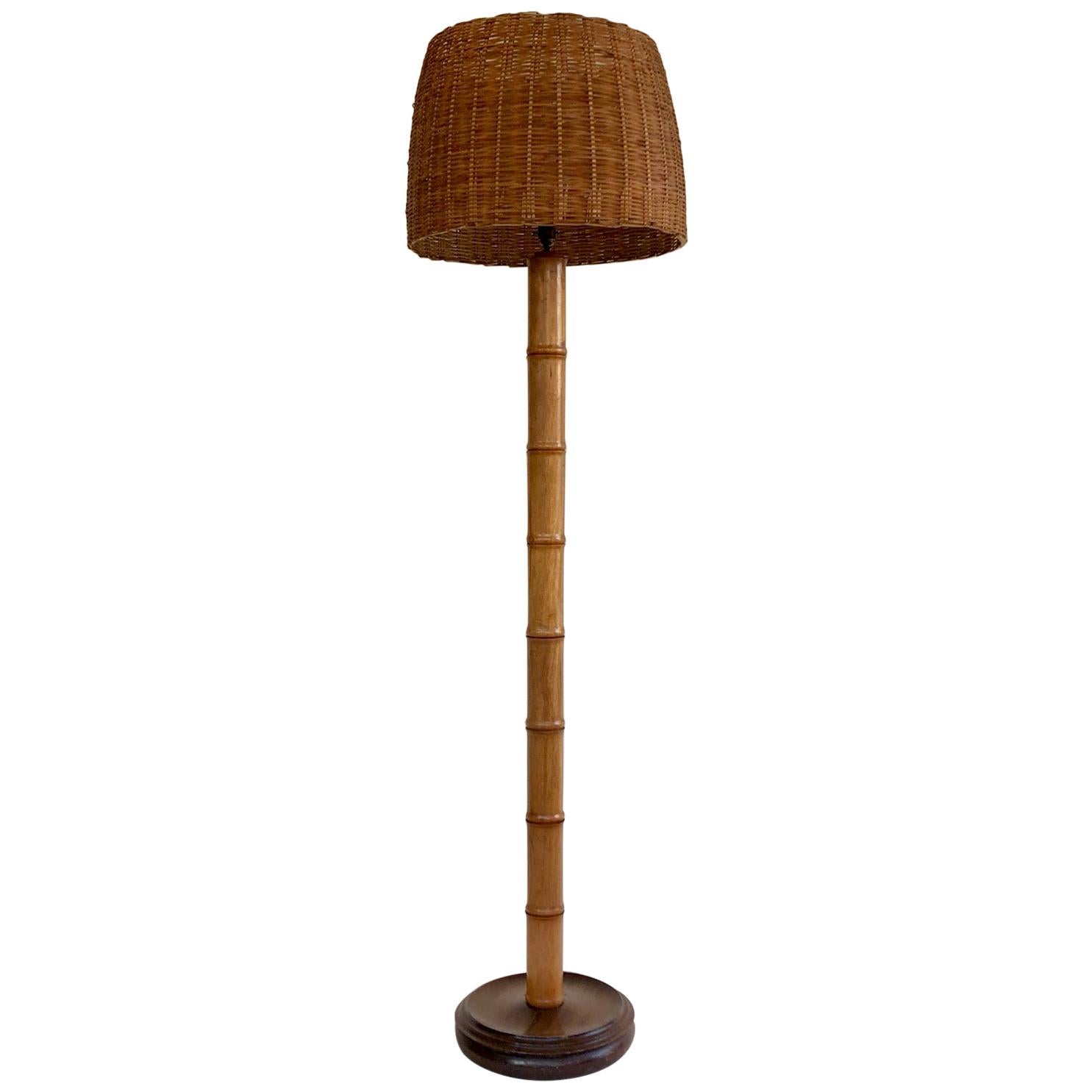 French Wicker Rattan and fake Bamboo Wooden Floor Lamp Lampadaire, circa 1950s