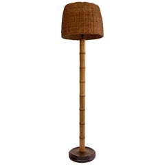 French Wicker Rattan and fake Bamboo Wooden Floor Lamp Lampadaire, circa 1950s