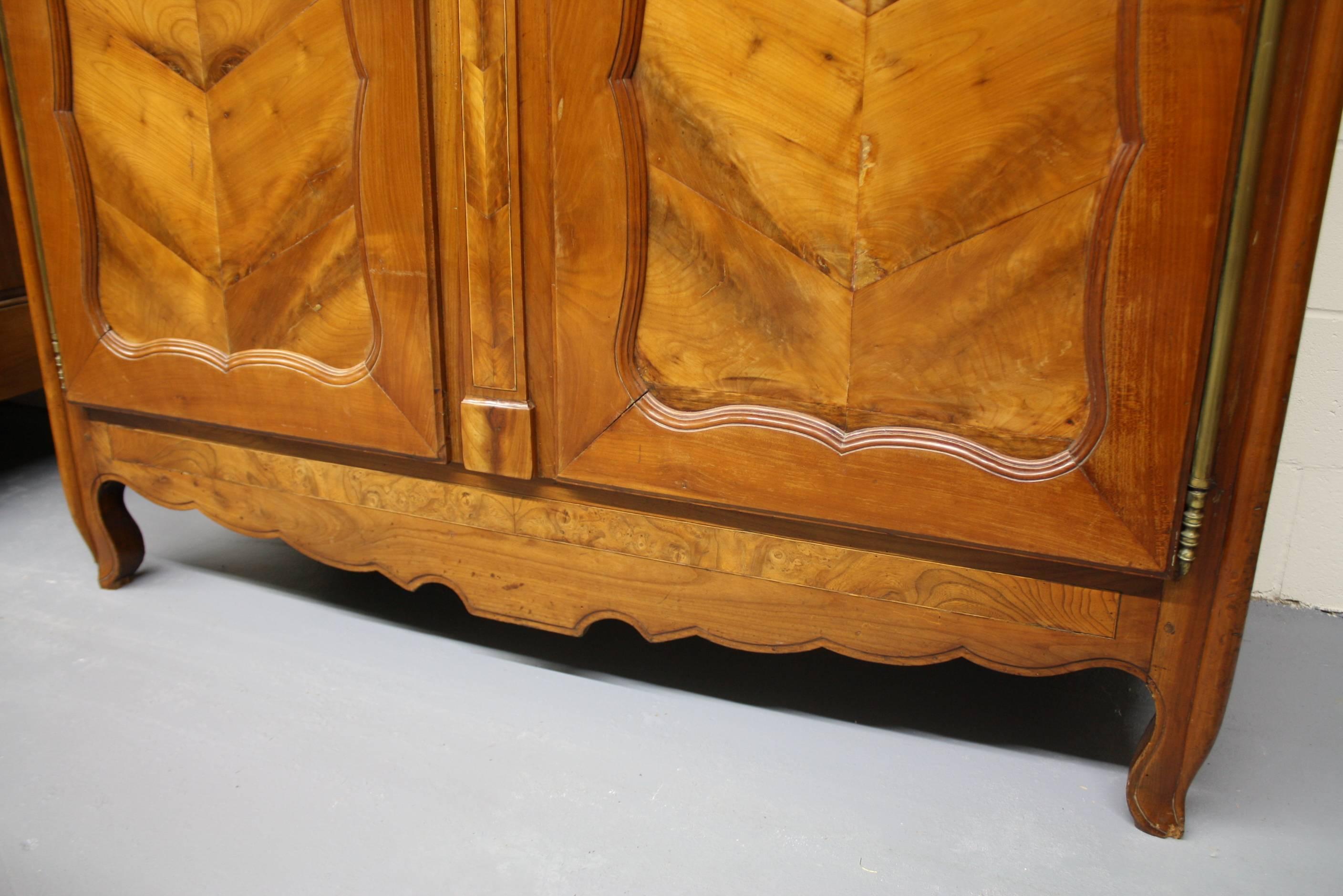 Armoire française en cerisier sauvage « Fauteuil Fougère » en vente 3