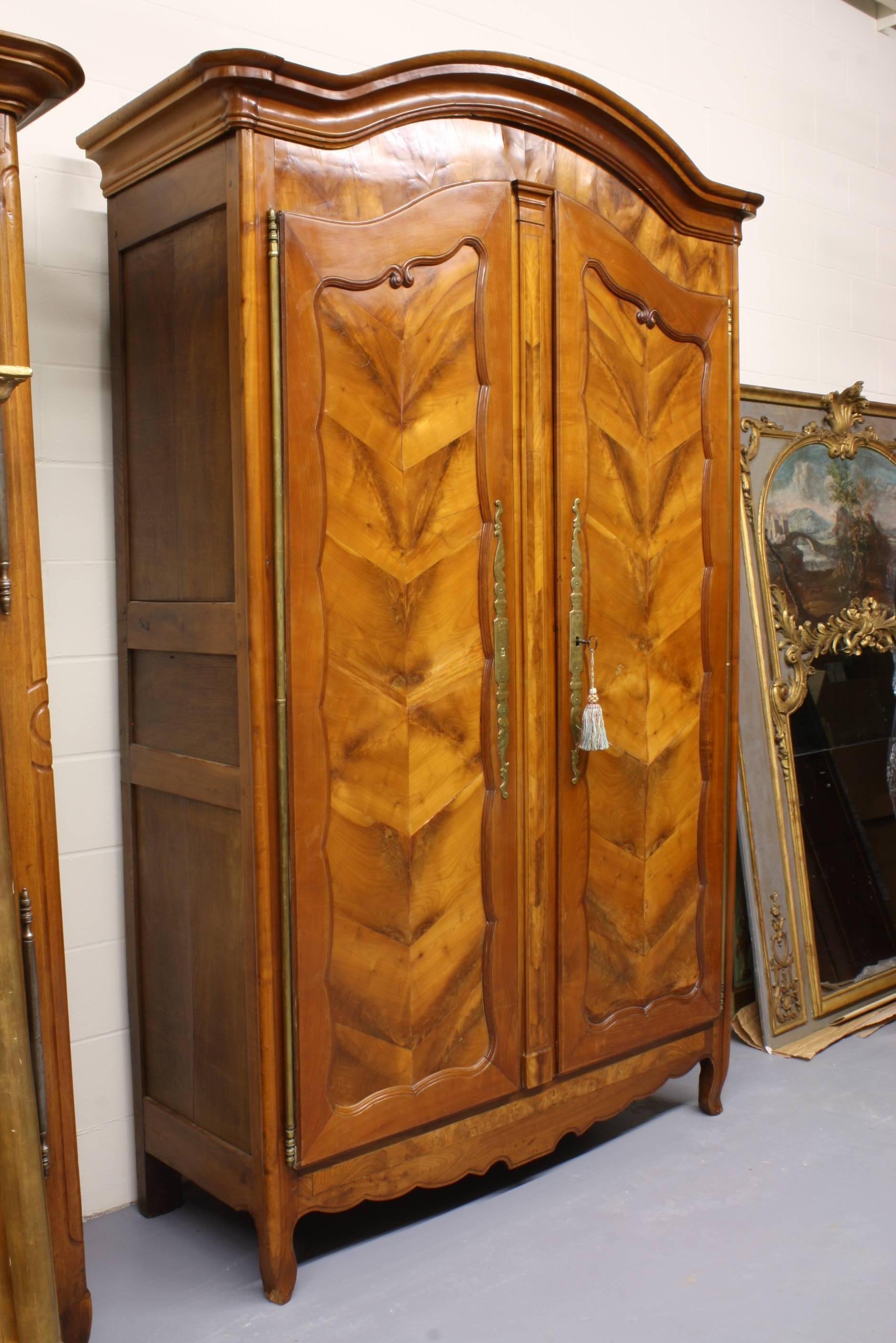 Armoire française de style Louis XV en merisier avec panneaux de porte plaqués en chevron (aussi appelé 