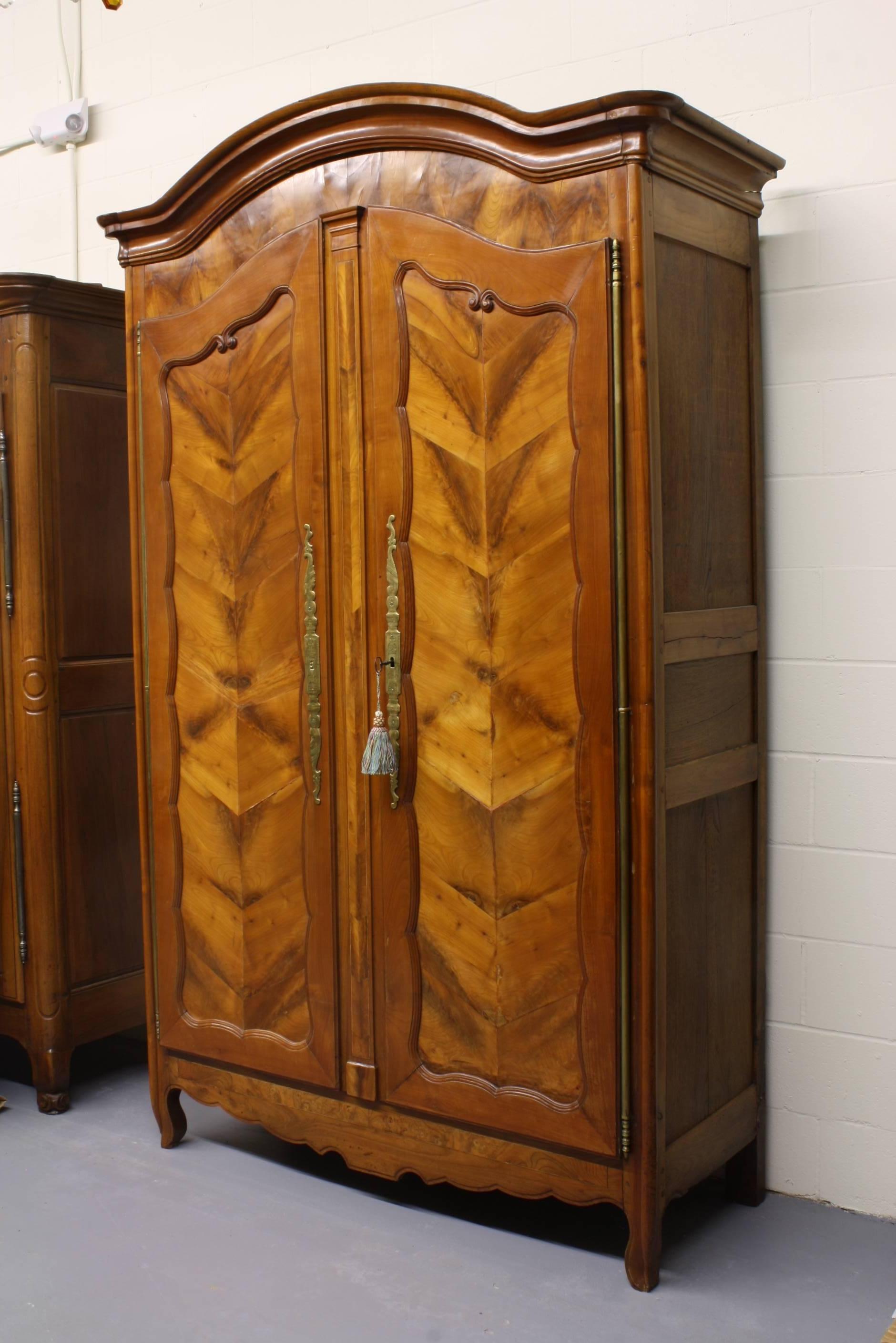 Louis XV Armoire française en cerisier sauvage « Fauteuil Fougère » en vente