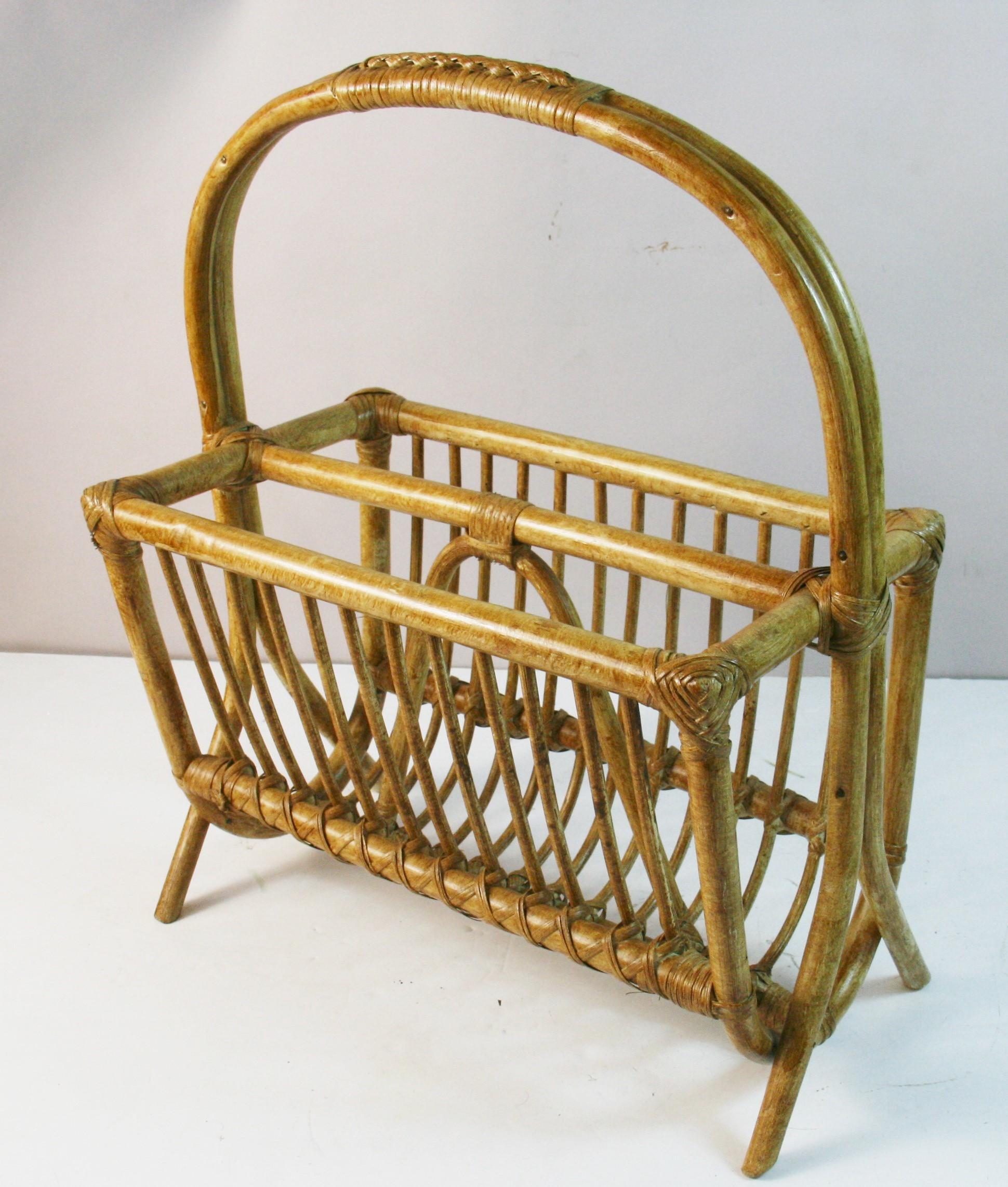 French Willow and Rattan Magazine Rack In Good Condition For Sale In Douglas Manor, NY