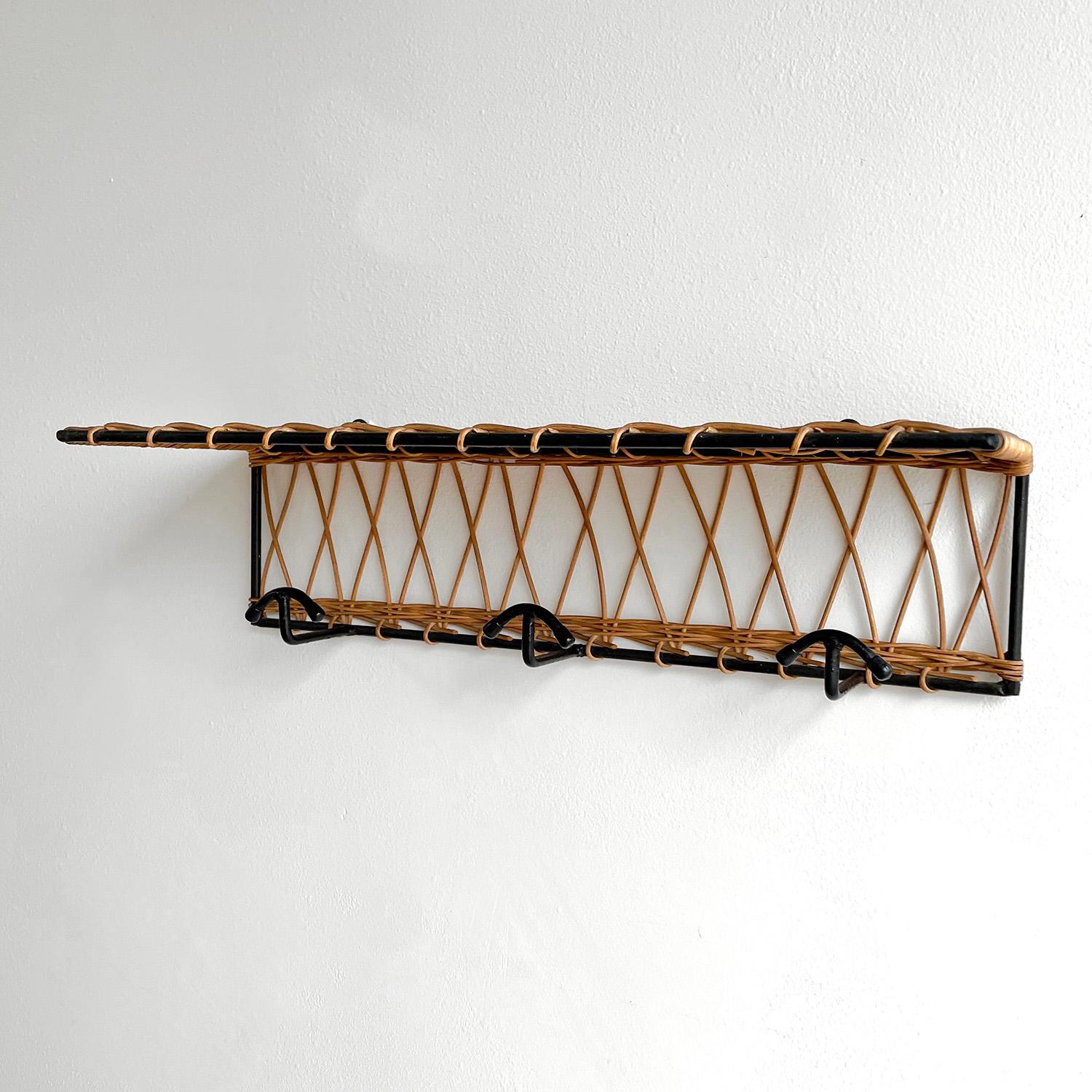 French willow coat rack in the style of Jacques Adnet
France, circa 1950’s
Three coat hooks with upper storage shelf.