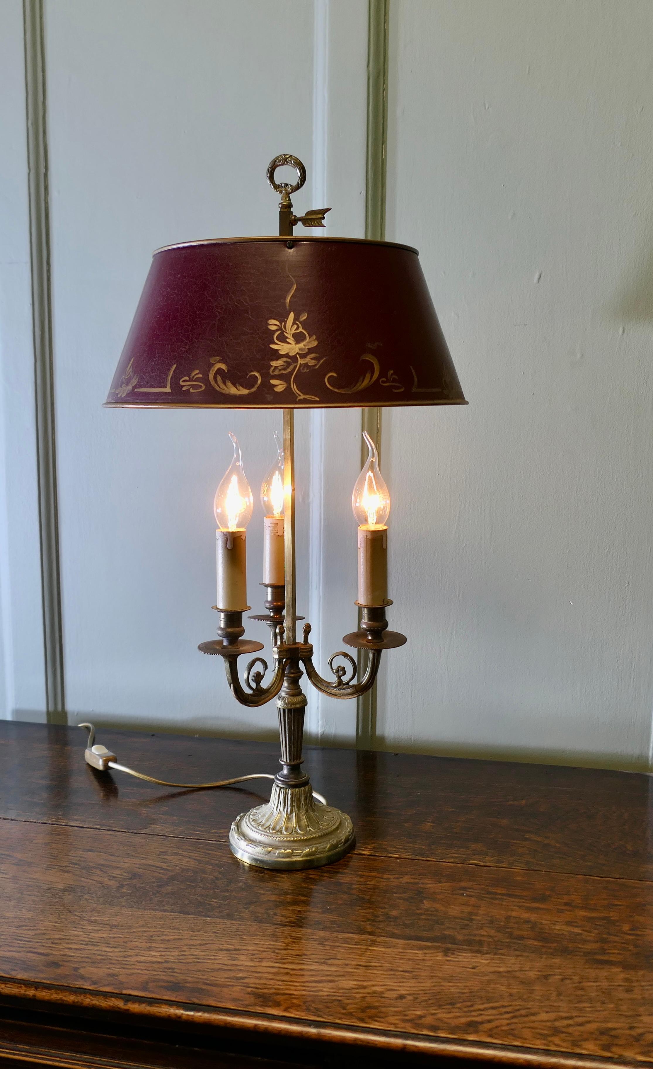 French Wine and Gold Toleware and Brass Triple Desk Lamp  A lovely piece In Good Condition For Sale In Godshill, Isle of Wight