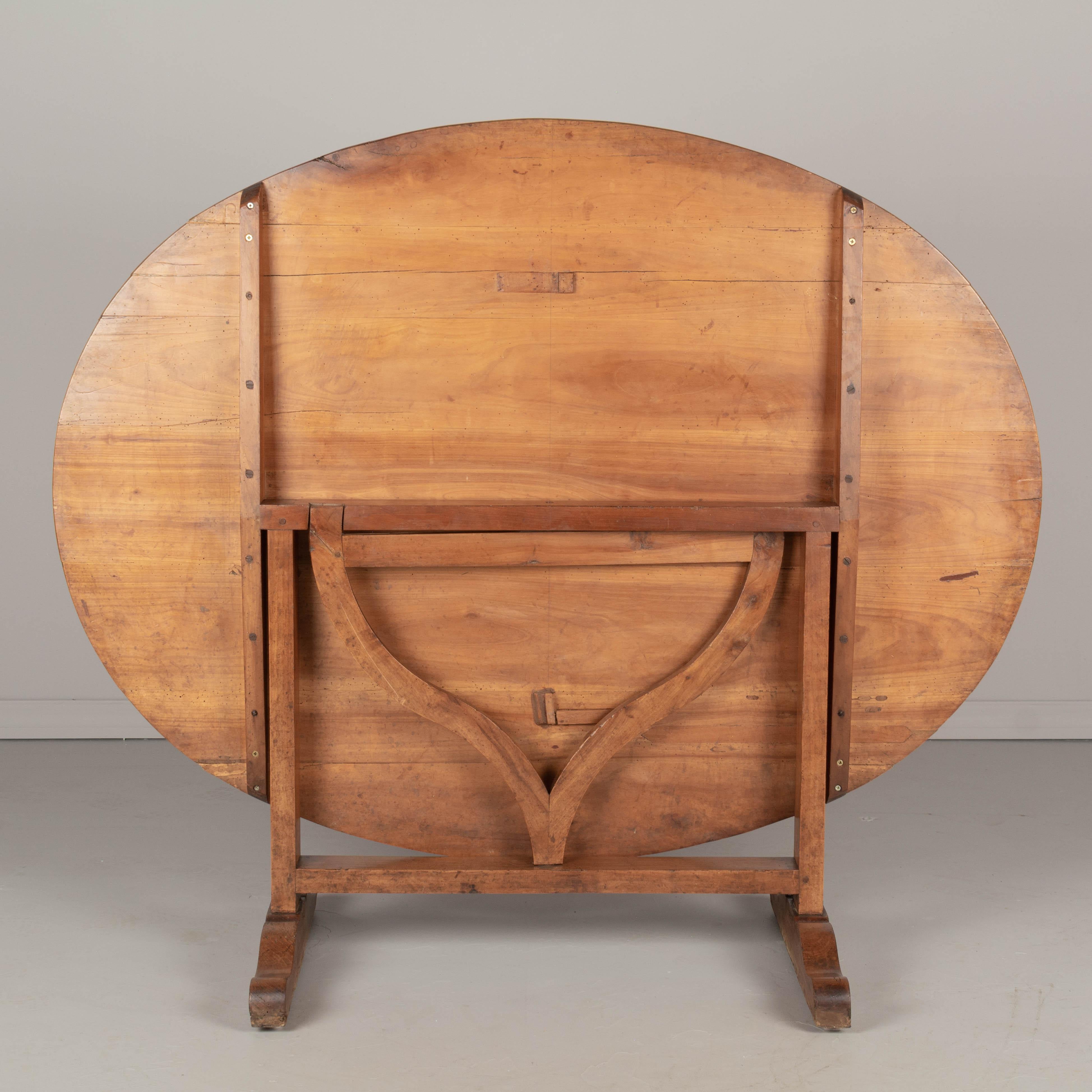 French Wine Tasting Table or Tilt-Top Dining Table In Good Condition For Sale In Winter Park, FL