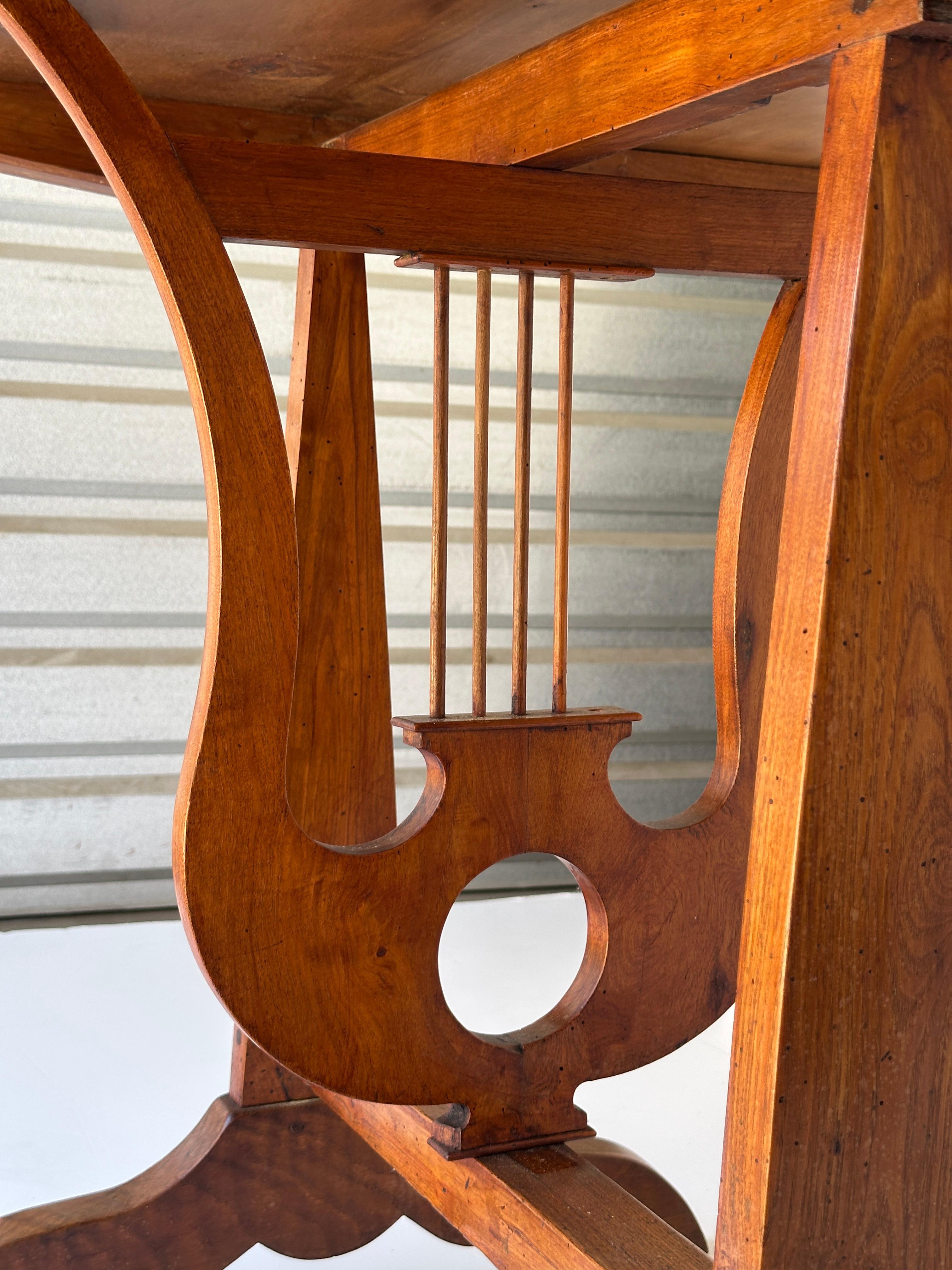 French Wine Tasting Vendange Round Tilt-Top Table of Cherrywood For Sale 4