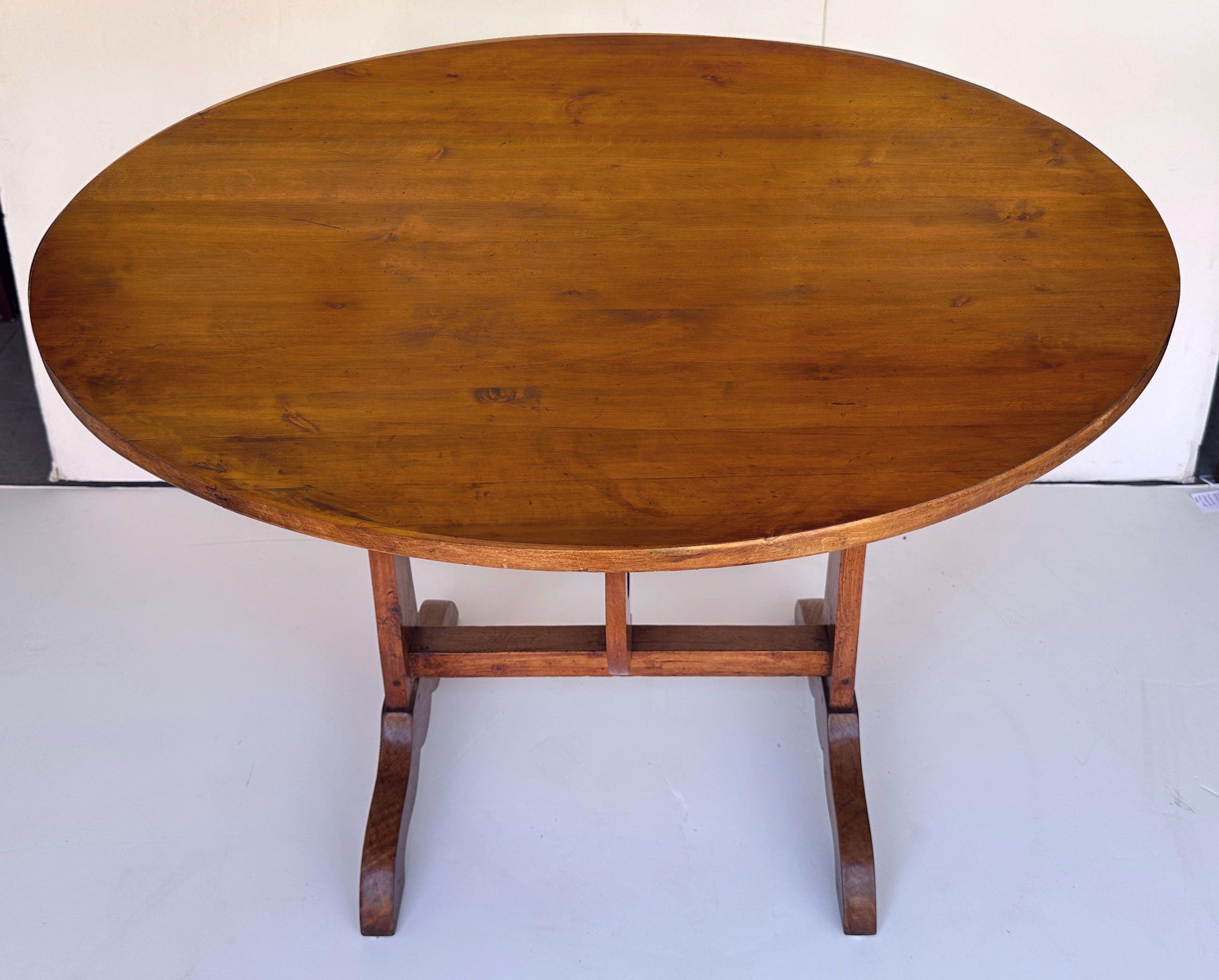 French Wine Tasting Vendange Round Tilt-Top Table of Cherrywood For Sale 5