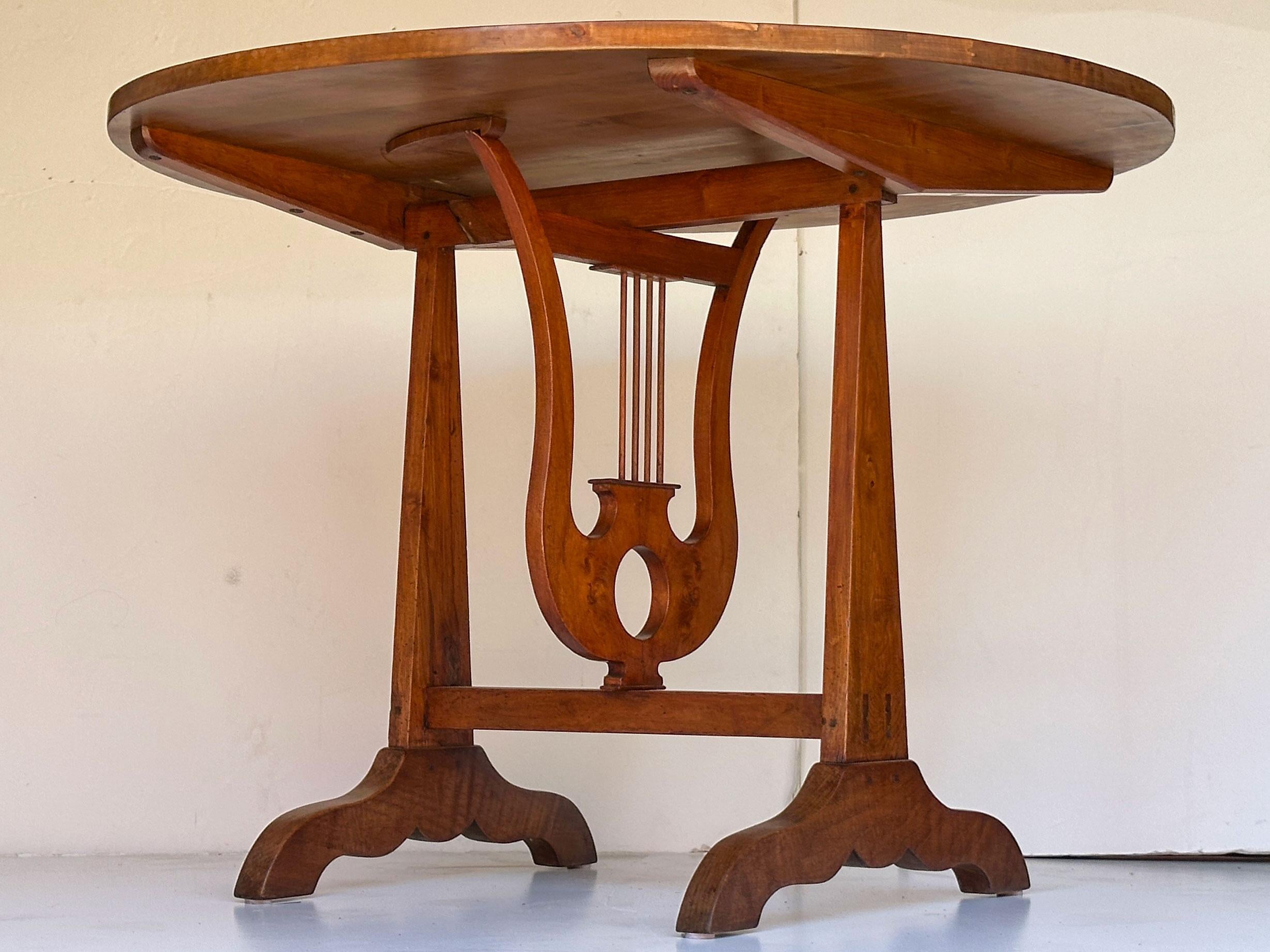French Wine Tasting Vendange Round Tilt-Top Table of Cherrywood For Sale 1