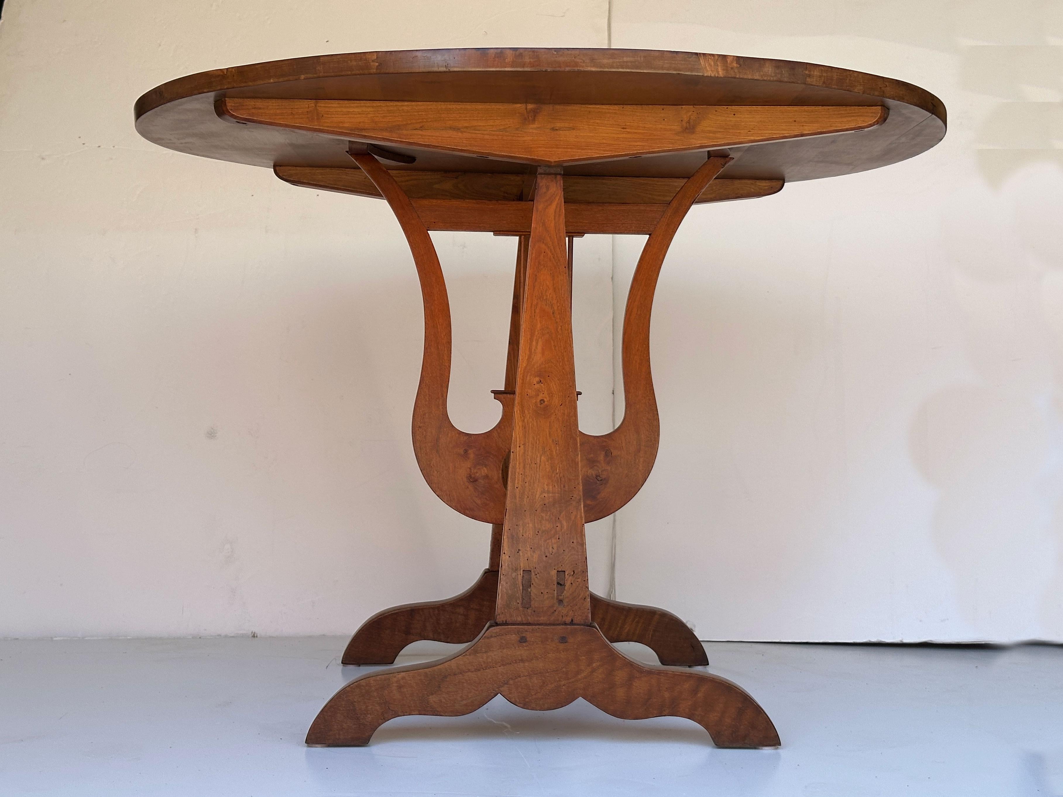 French Wine Tasting Vendange Round Tilt-Top Table of Cherrywood For Sale 2
