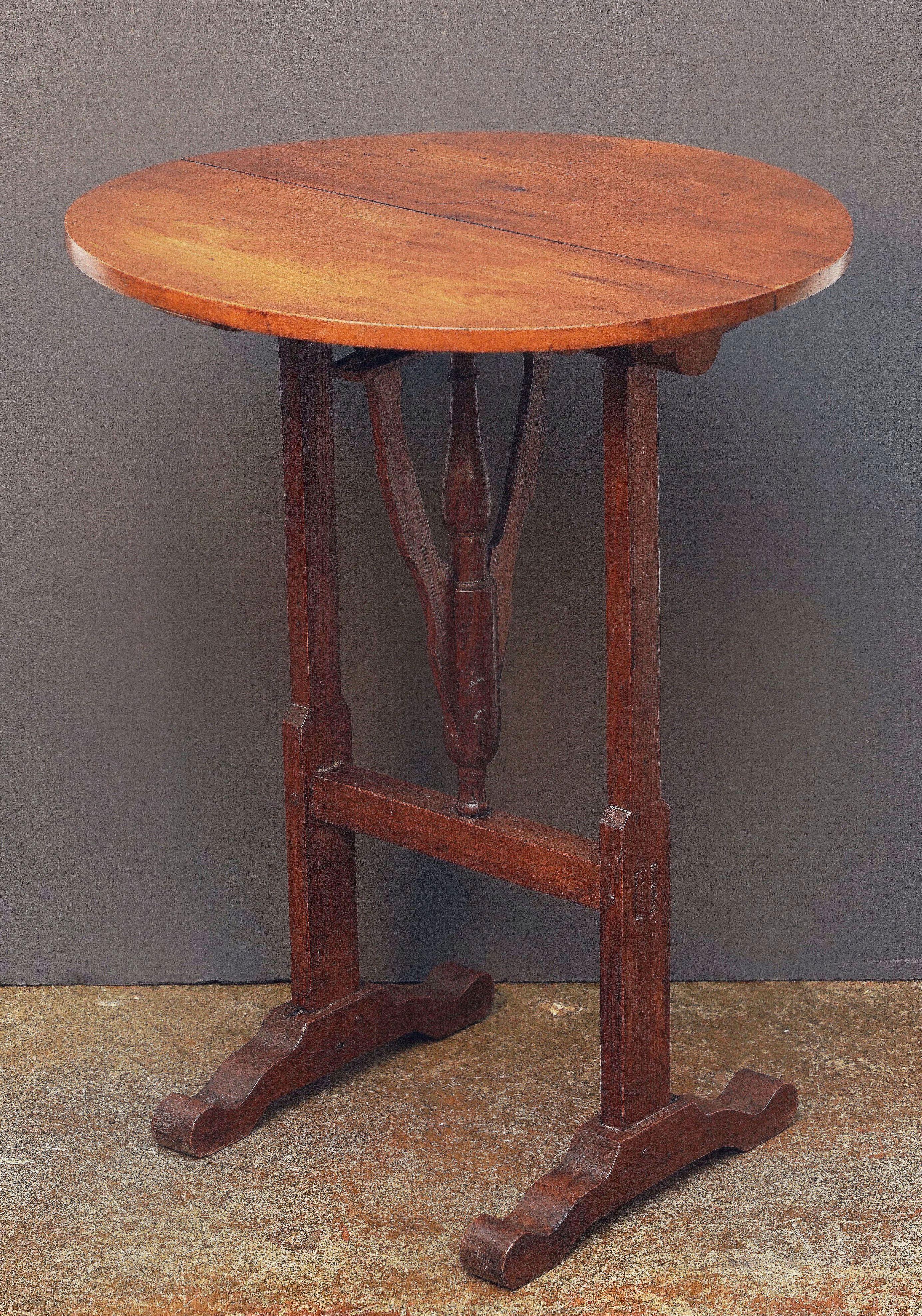 French Wine Tasting Vendange Tilt-Top Table of Cherry and Chestnut In Good Condition In Austin, TX
