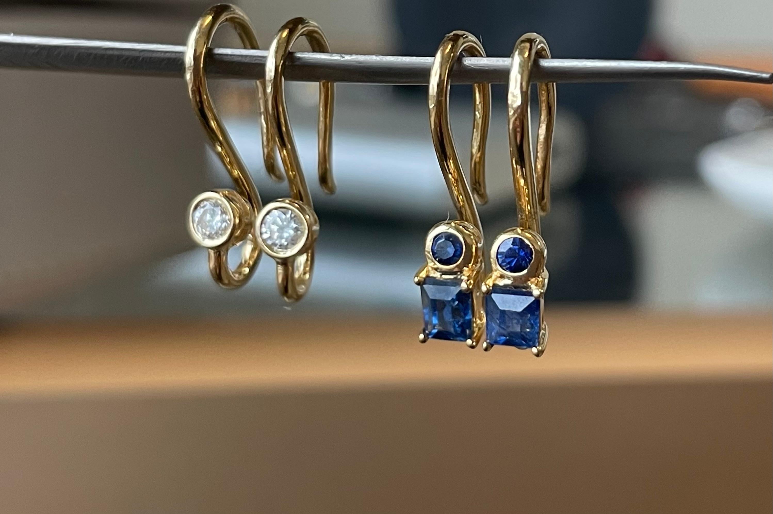 French wire earring with unheated blue sapphire earring in 18k solid gold In New Condition In Singapore, SG