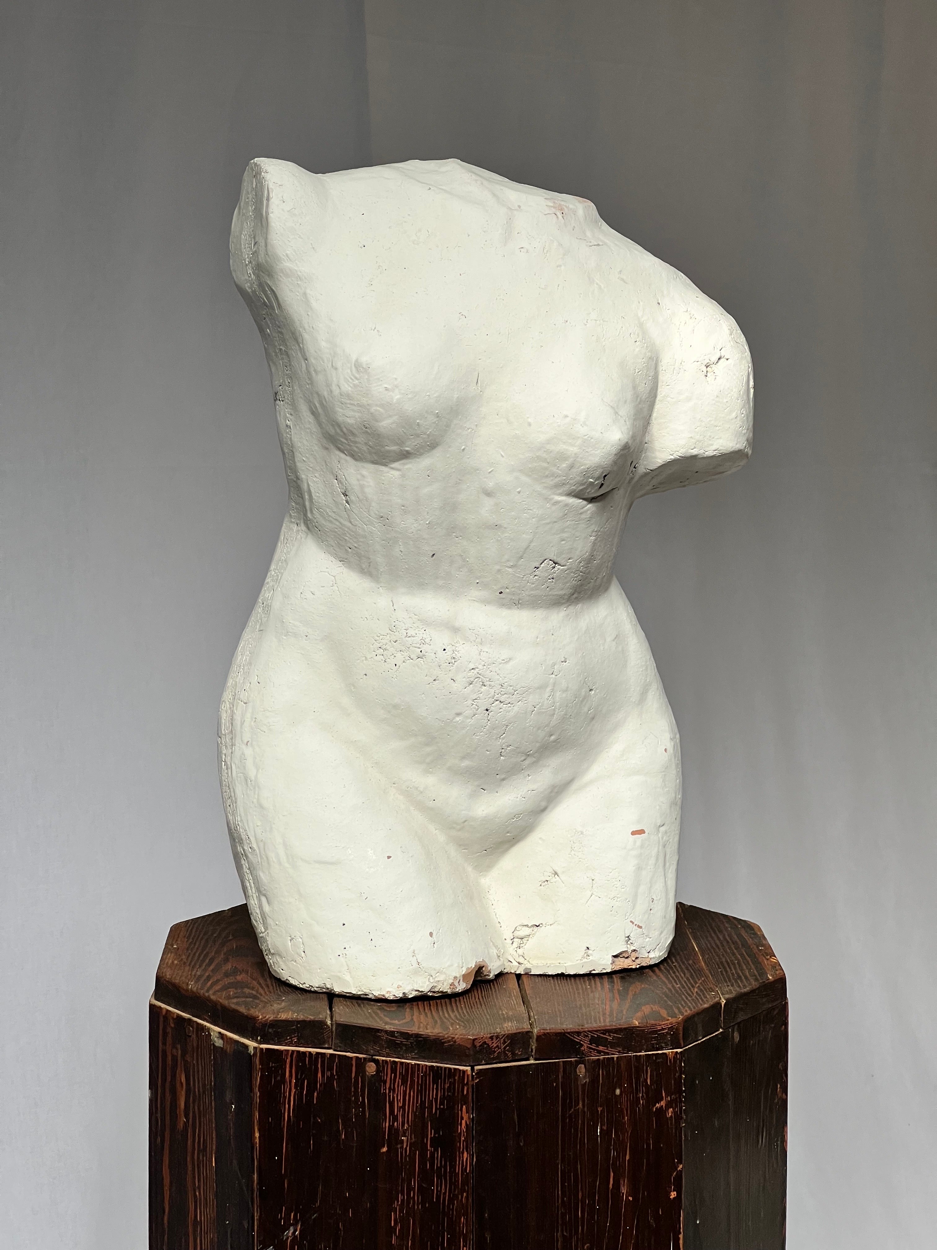 Torso of a nude women in white painted clay. It's a brutal textured with pattern and traces when it was made. White painted on top of the clay.

The pedestal is also available on another