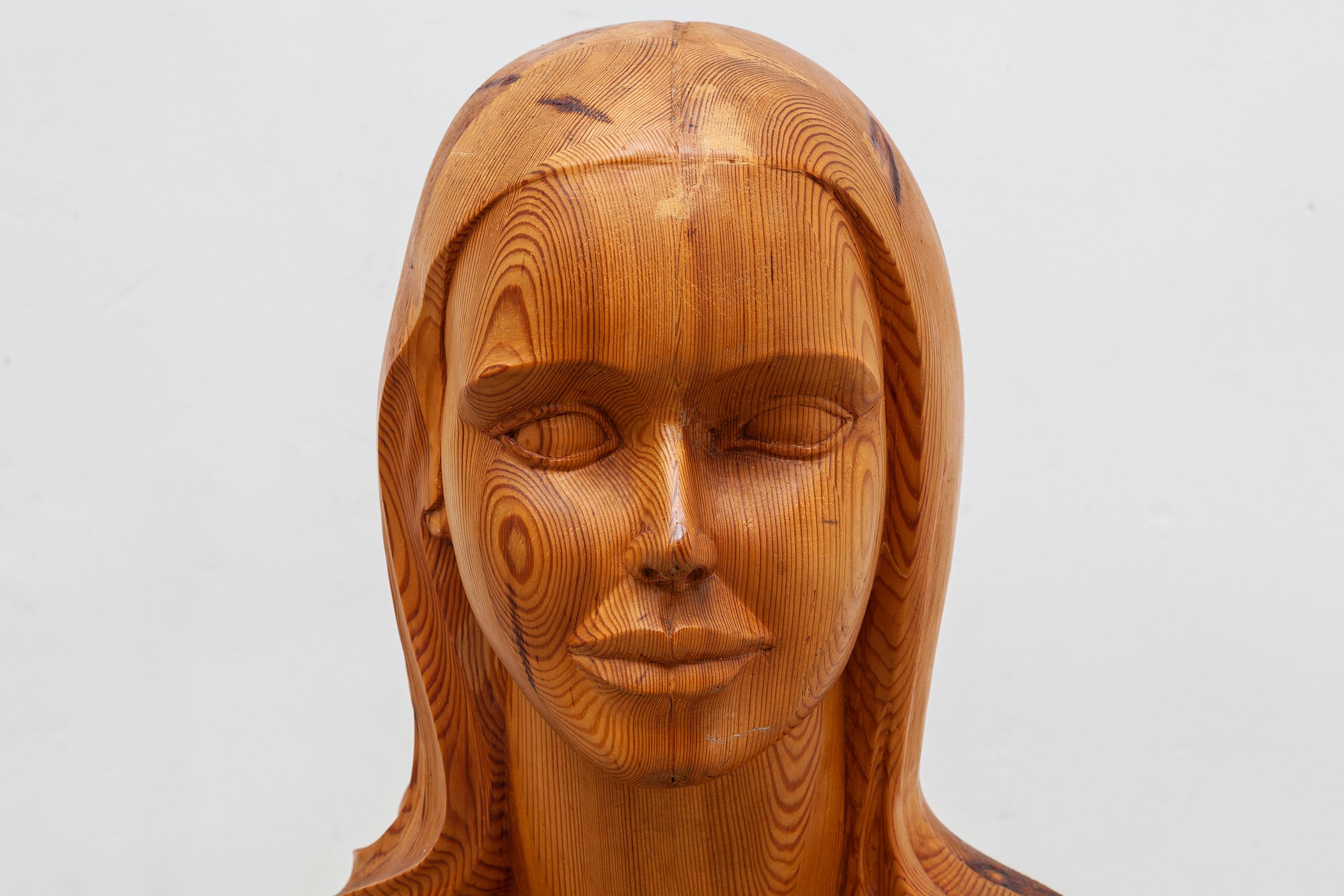 Französische französische Frauenbüste-Skulptur „Marianne“, Göttin der Freiheit aus Massivholz, 1960er Jahre (Holz) im Angebot