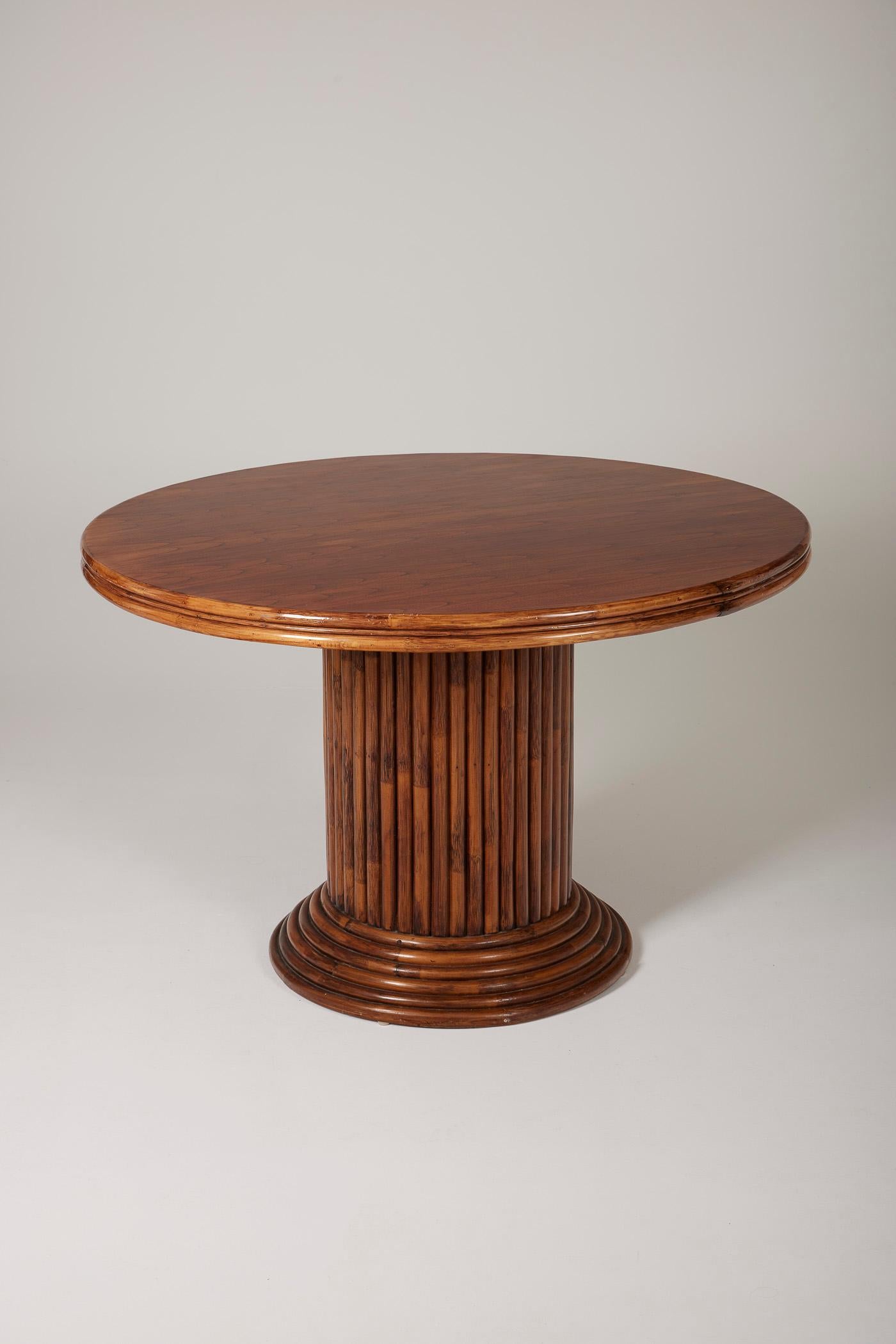 Table de salle à manger dans le style des années 60. Plateau rond en bois et base cylindrique en bambou. Très bon état.
LP1697