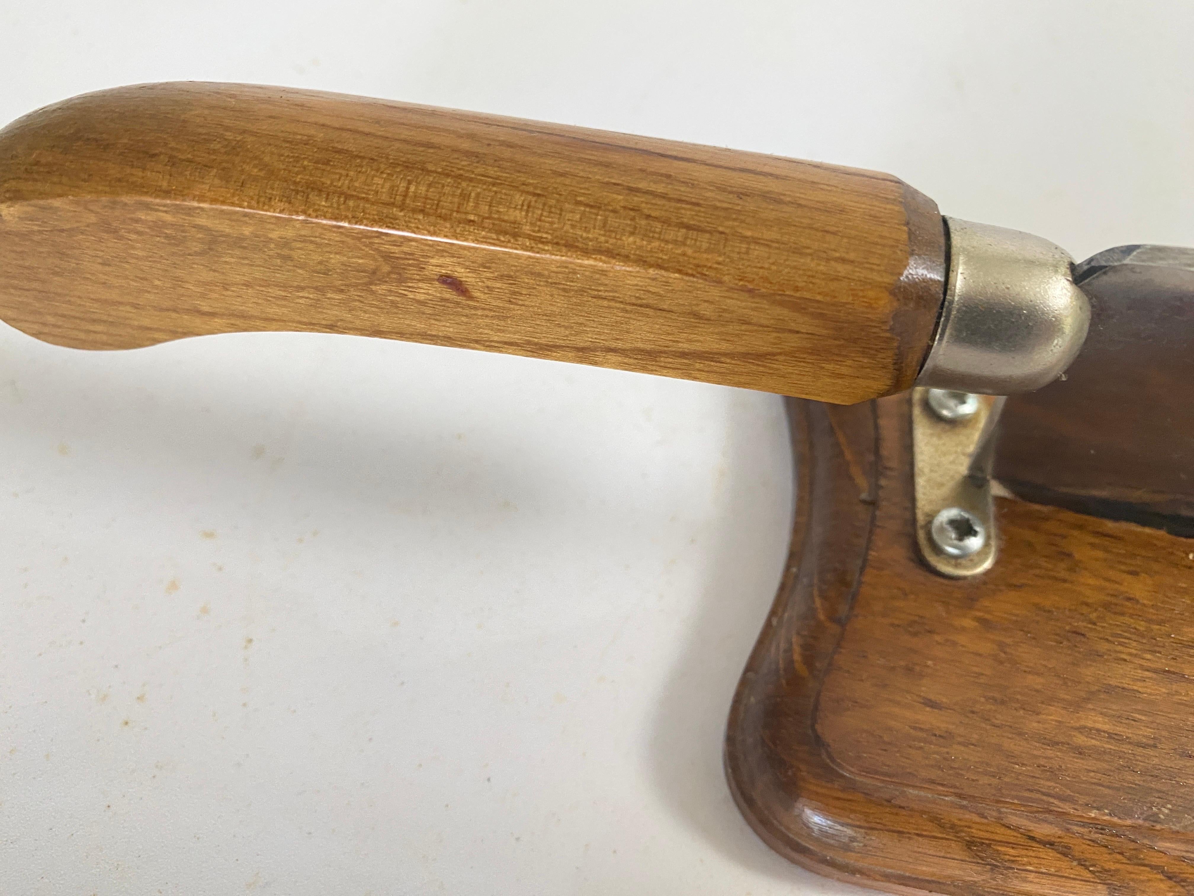 Couteau à pain français en bois et acier sur un plateau en bois couleur marron 20e siècle en vente 3