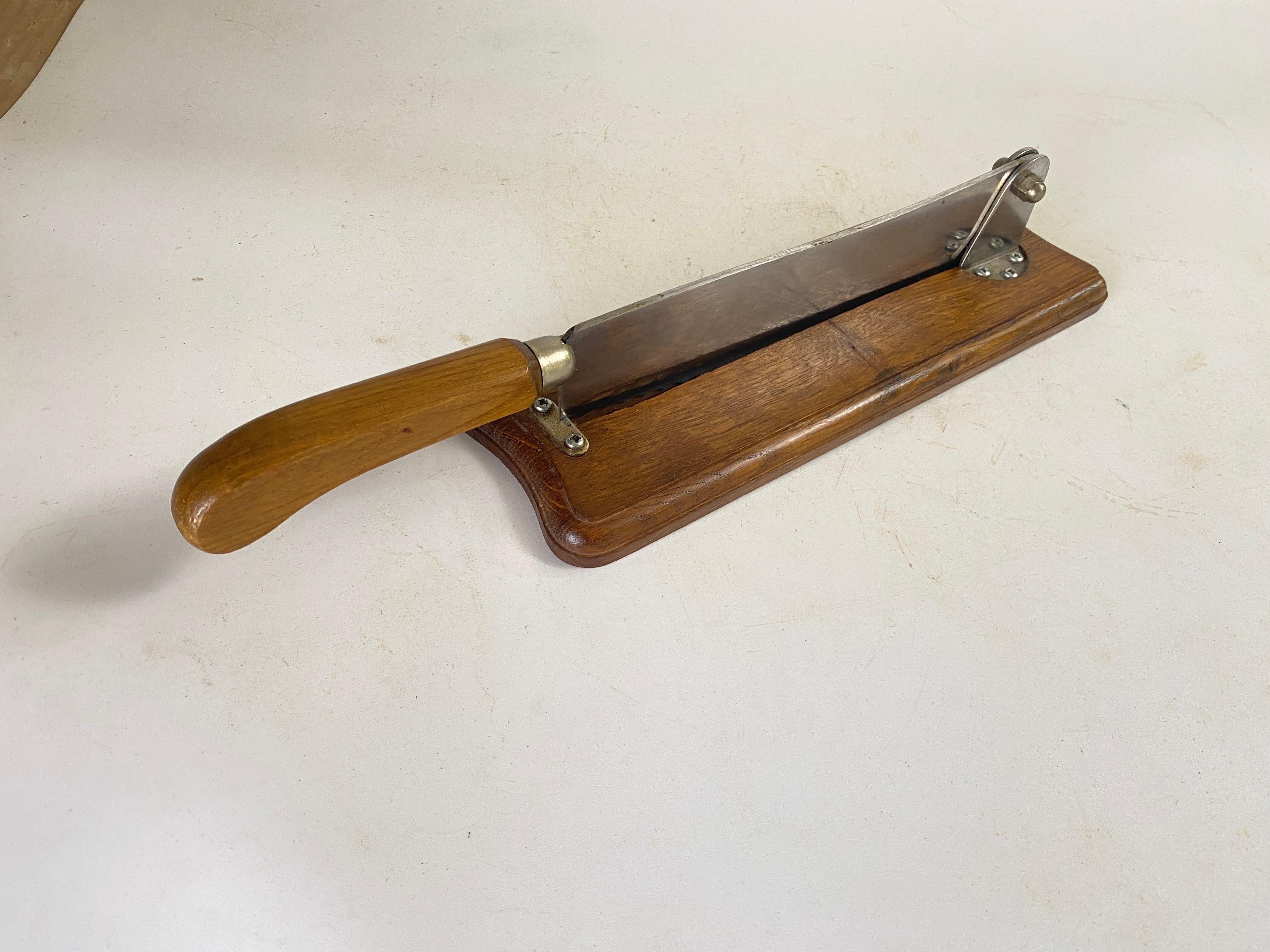 Couteau à pain français en bois et acier sur un plateau en bois couleur marron 20e siècle en vente 4