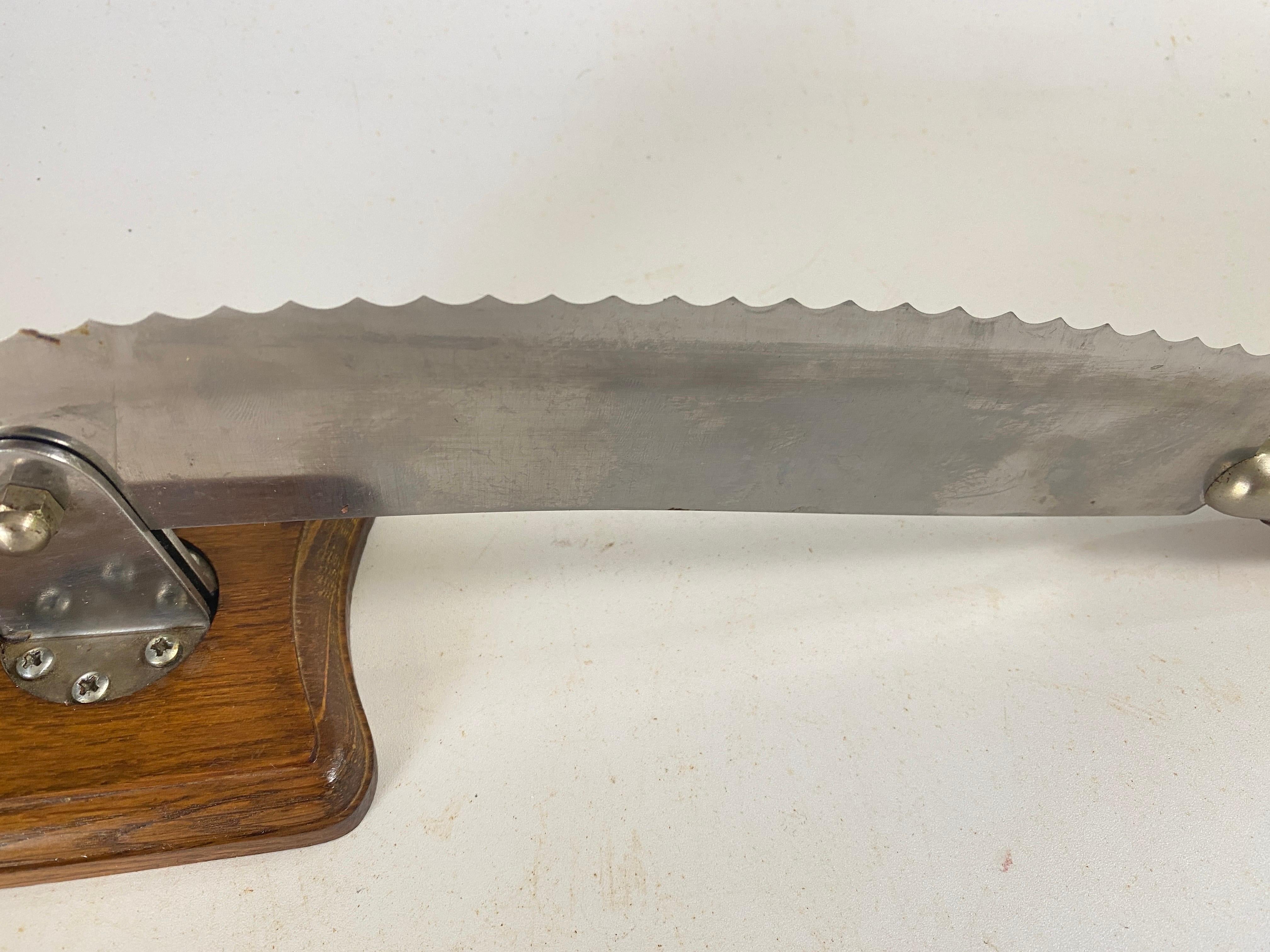 Provincial français Couteau à pain français en bois et acier sur un plateau en bois couleur marron 20e siècle en vente