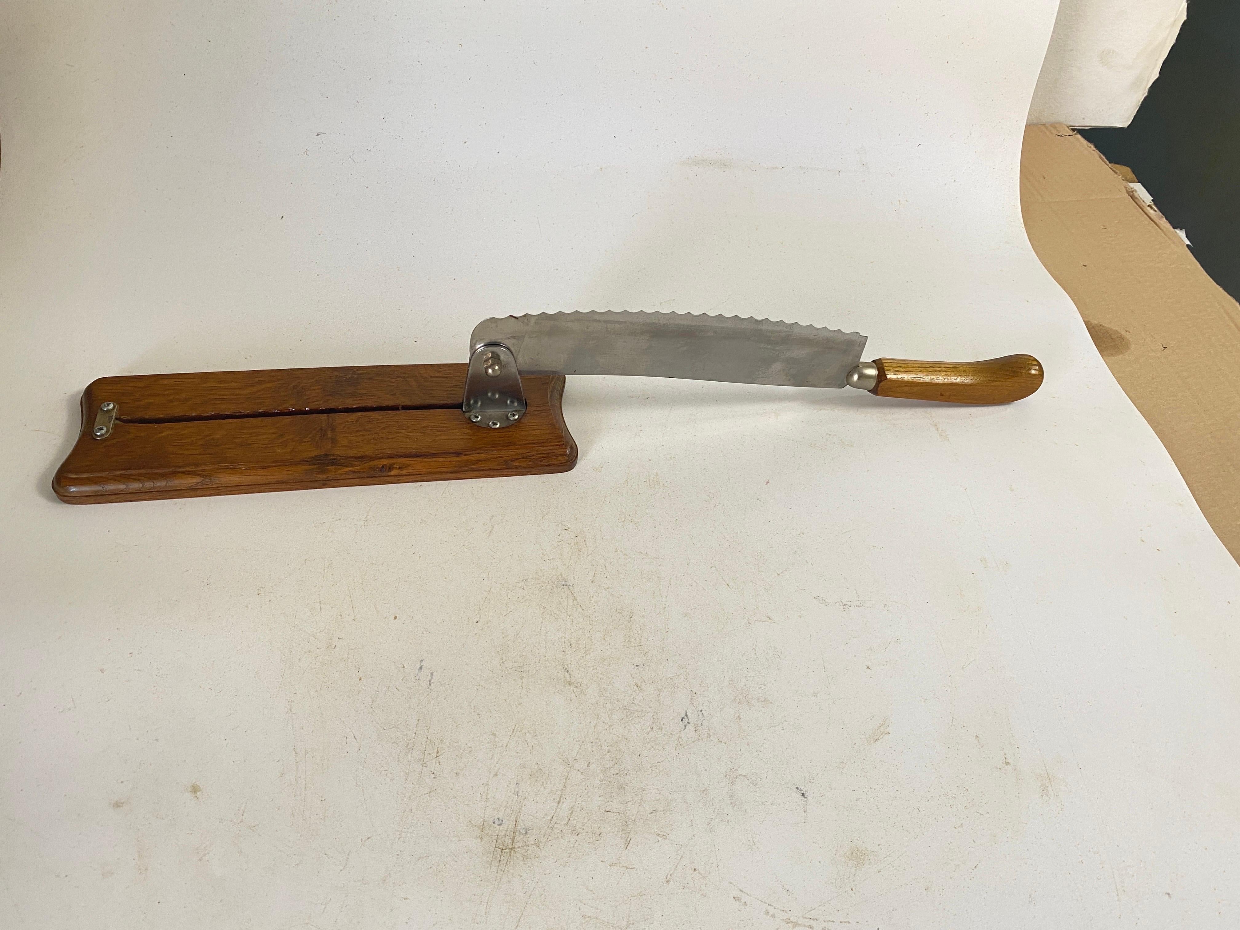 Français Couteau à pain français en bois et acier sur un plateau en bois couleur marron 20e siècle en vente
