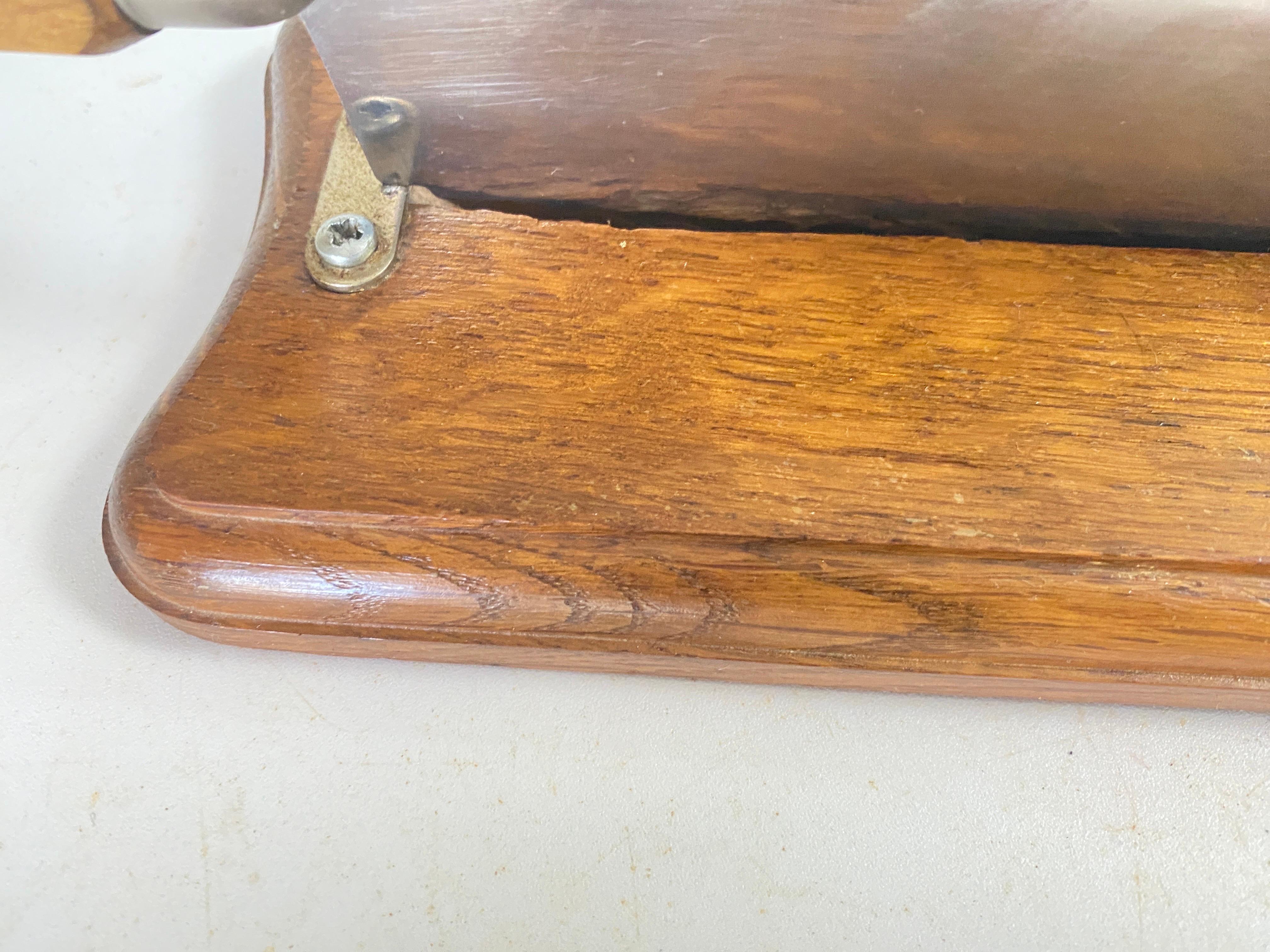 Couteau à pain français en bois et acier sur un plateau en bois couleur marron 20e siècle Bon état - En vente à Auribeau sur Siagne, FR