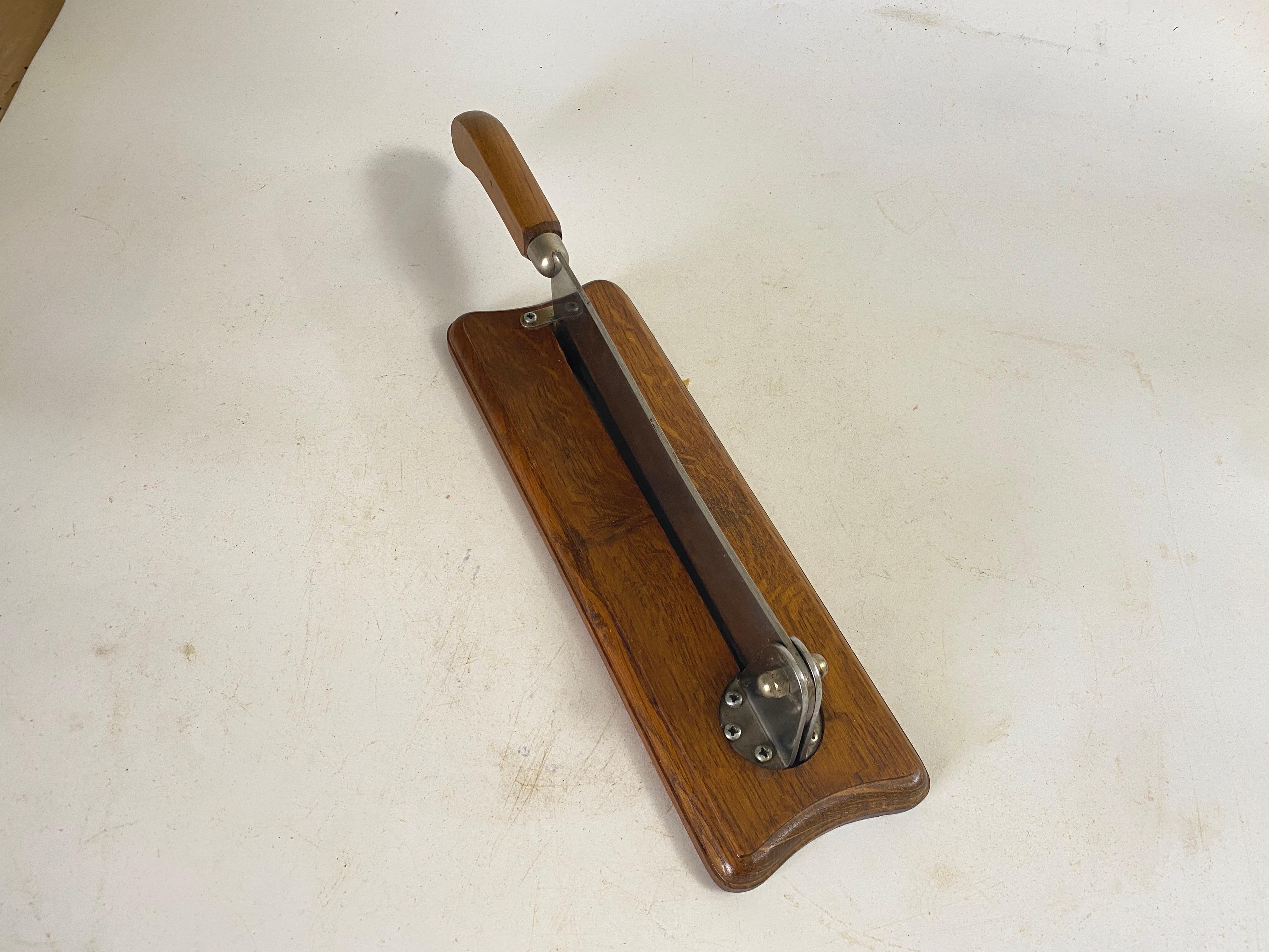 Couteau à pain français en bois et acier sur un plateau en bois couleur marron 20e siècle en vente 1
