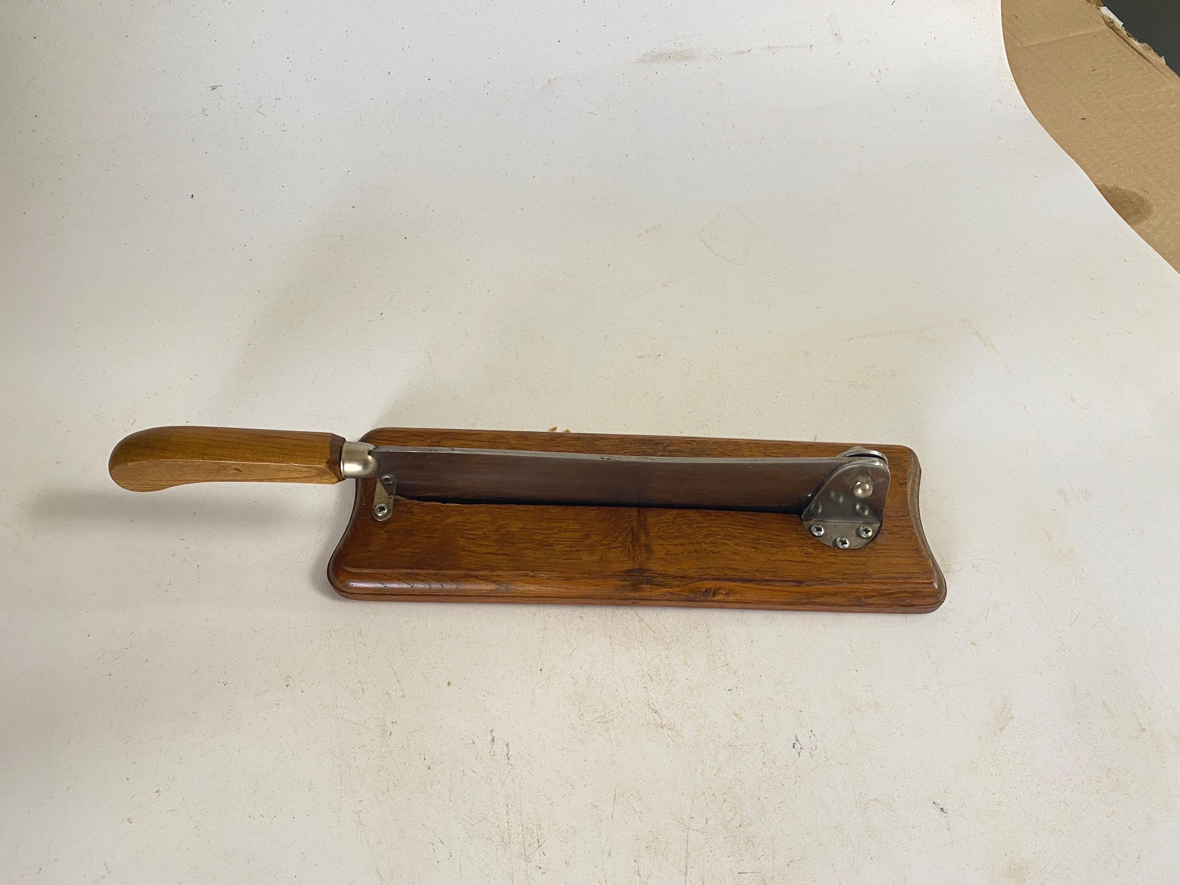 Couteau à pain français en bois et acier sur un plateau en bois couleur marron 20e siècle en vente 2
