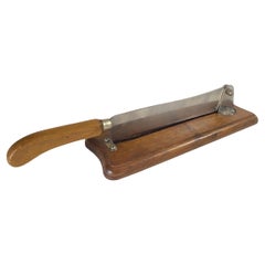 Couteau à pain français en bois et acier sur un plateau en bois couleur marron 20e siècle